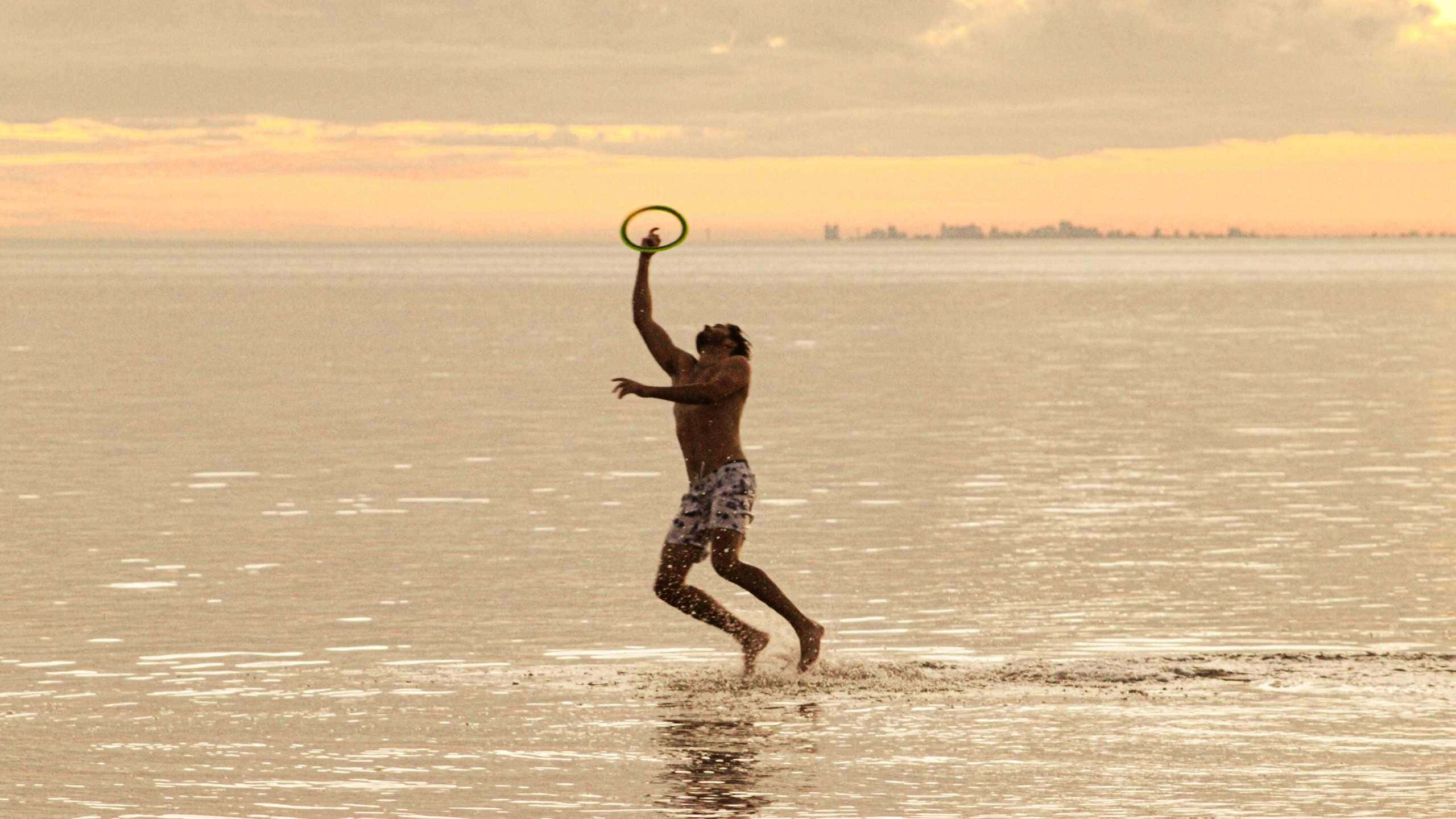 1440p Plajda Frisbee Spor Arka Planı Duvar Kağıdı
