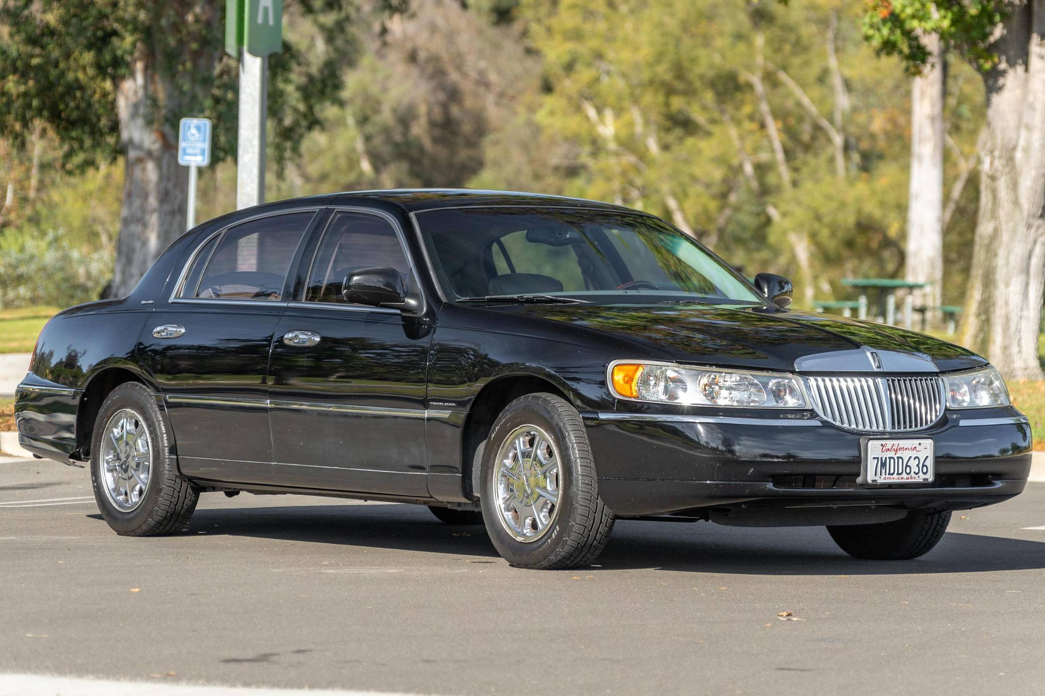 2001 Lincoln Town Car Otoparkta Duvar Kağıdı