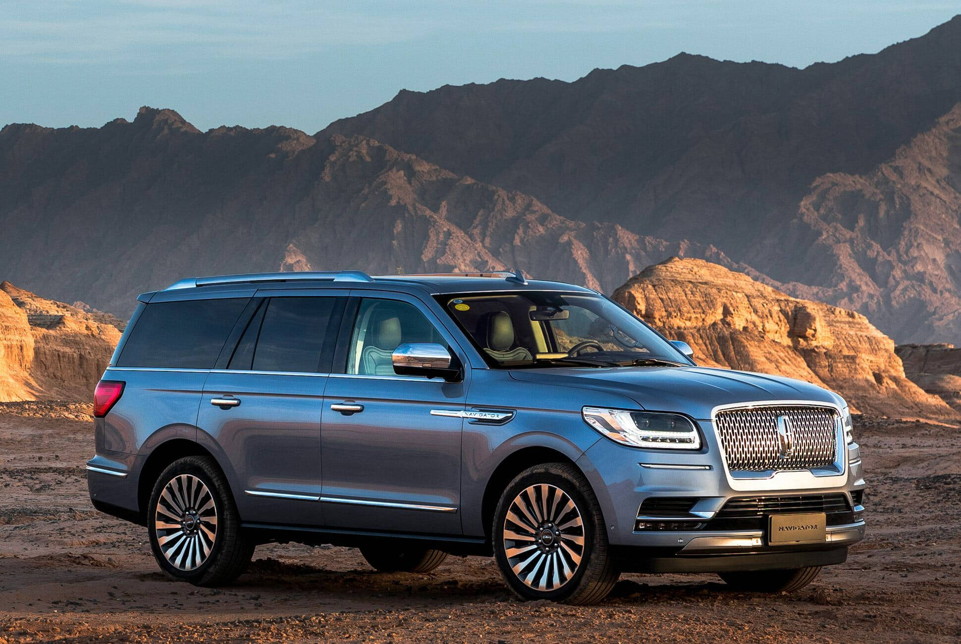 2018 Lincoln Araba Navigator Dağ Kenarında Duvar Kağıdı