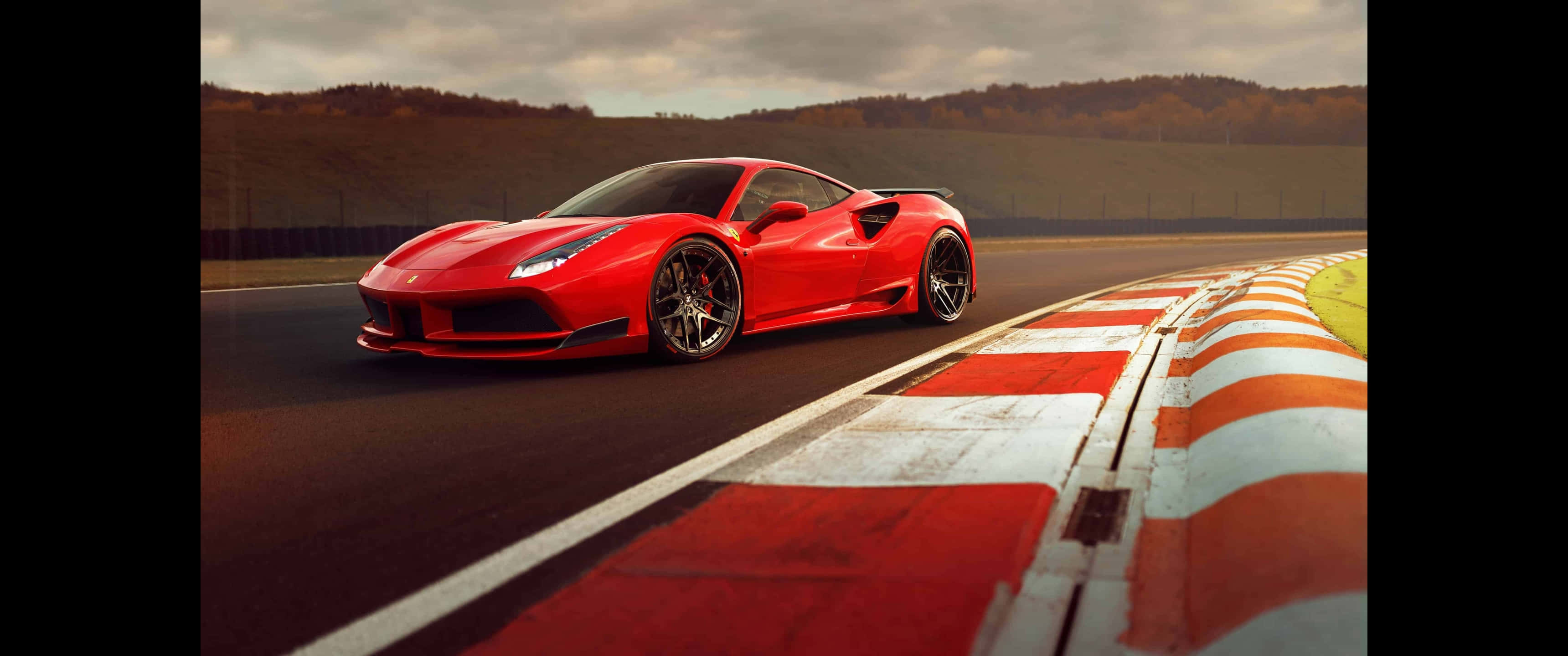 3440x1440p Ferrari Arka Plan Kırmızı Beyaz Çizgiler Duvar Kağıdı