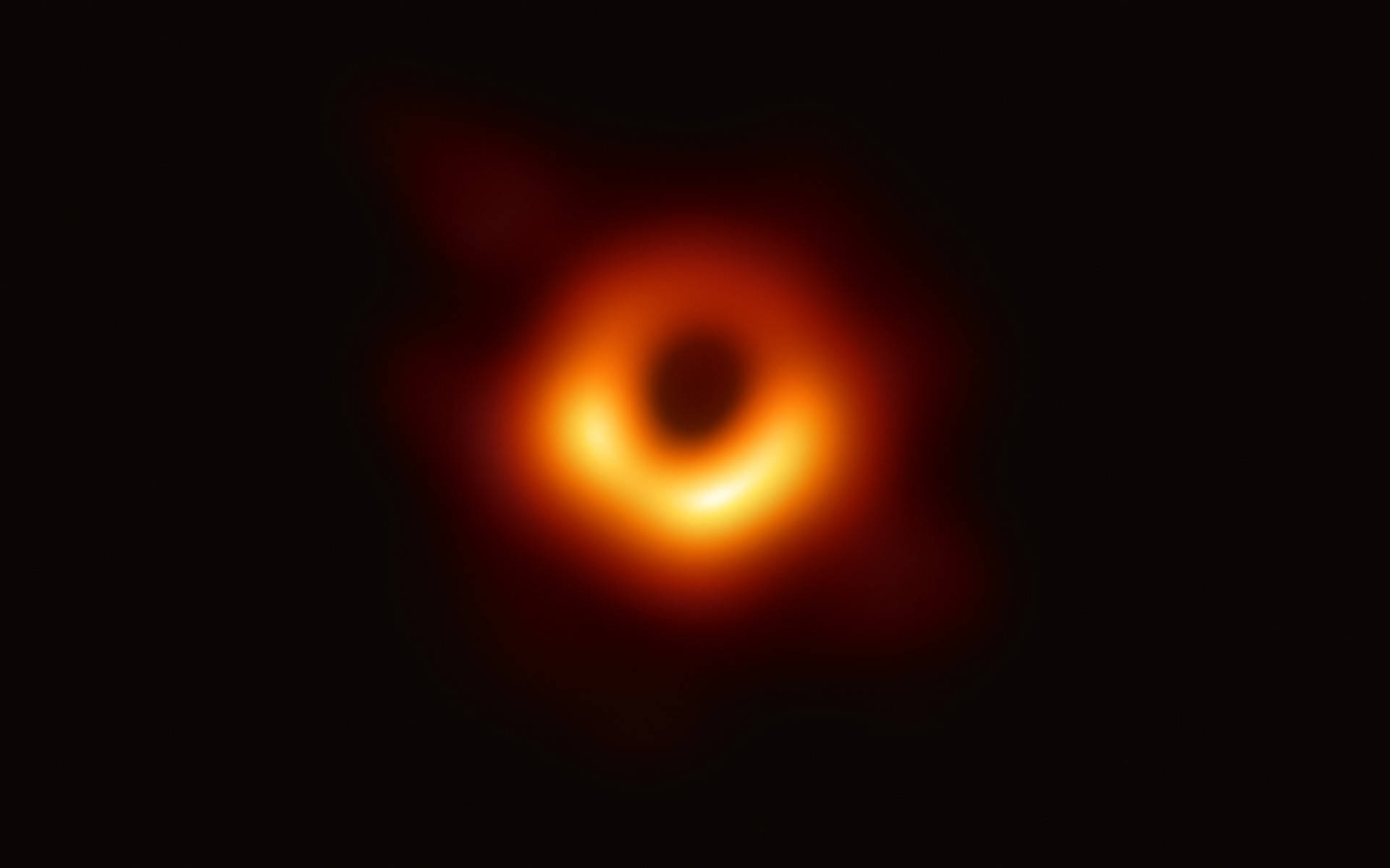 4K Kara Delik M87 Duvar Kağıdı