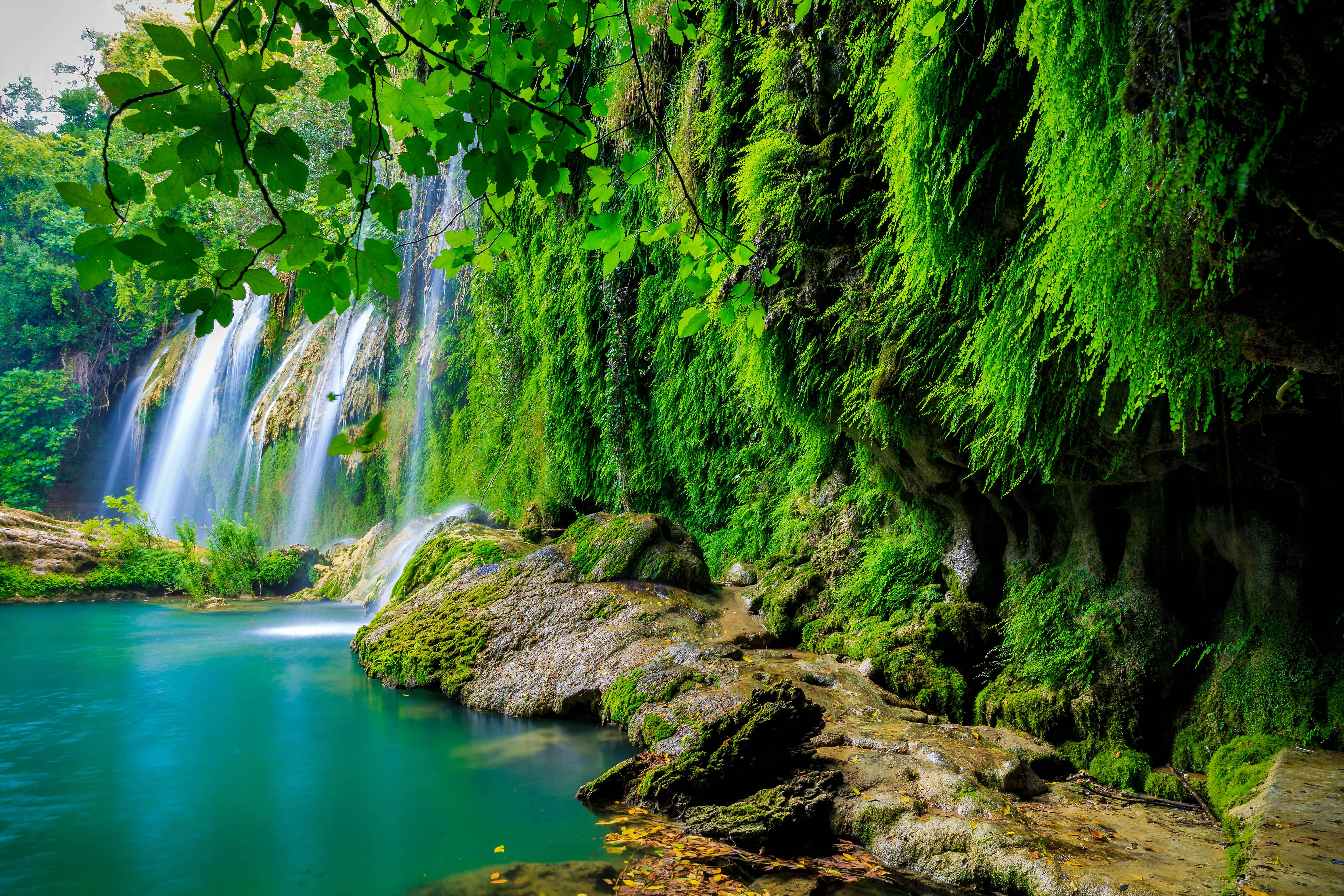 4K Yeşil Kursunlu Şelalesi Duvar Kağıdı