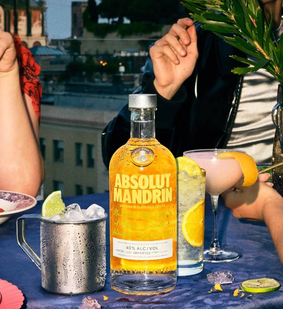 Absolut Mandarin Votka ve Limonlu Ferahlatıcı Kokteyl Duvar Kağıdı