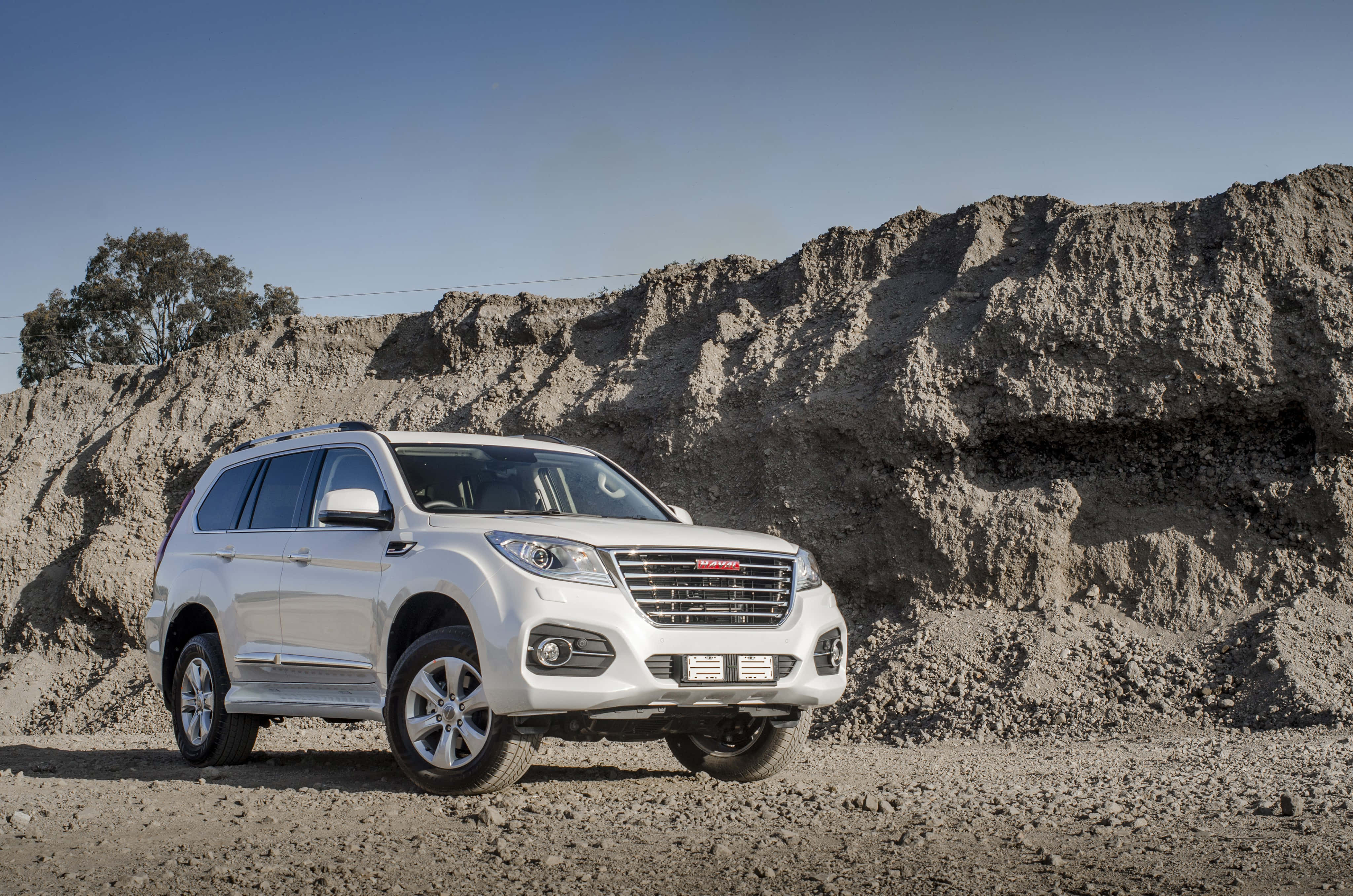 Açık Havada Park Halinde Şık Haval SUV Duvar Kağıdı