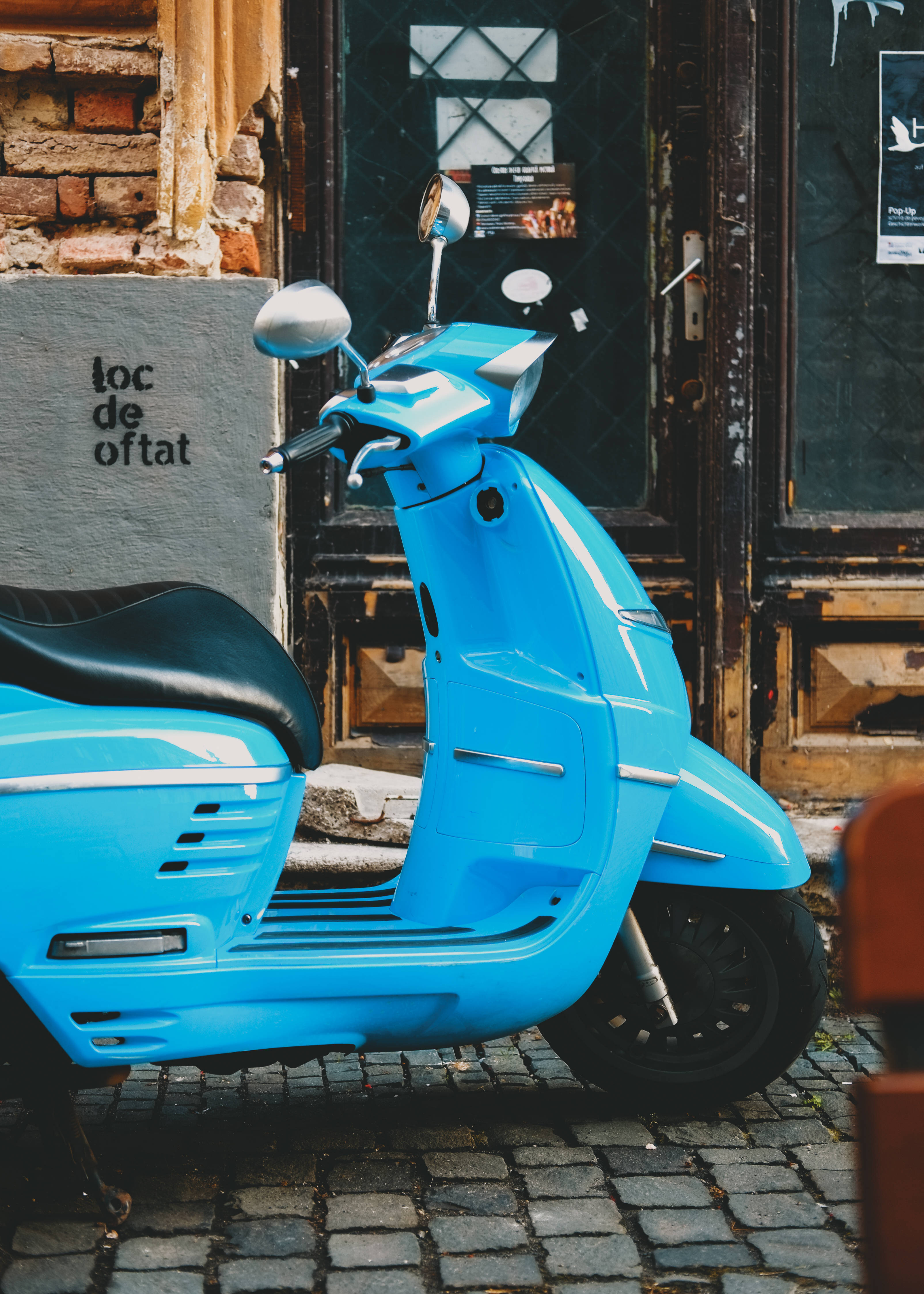 Açık Mavi Scooter Duvar Kağıdı