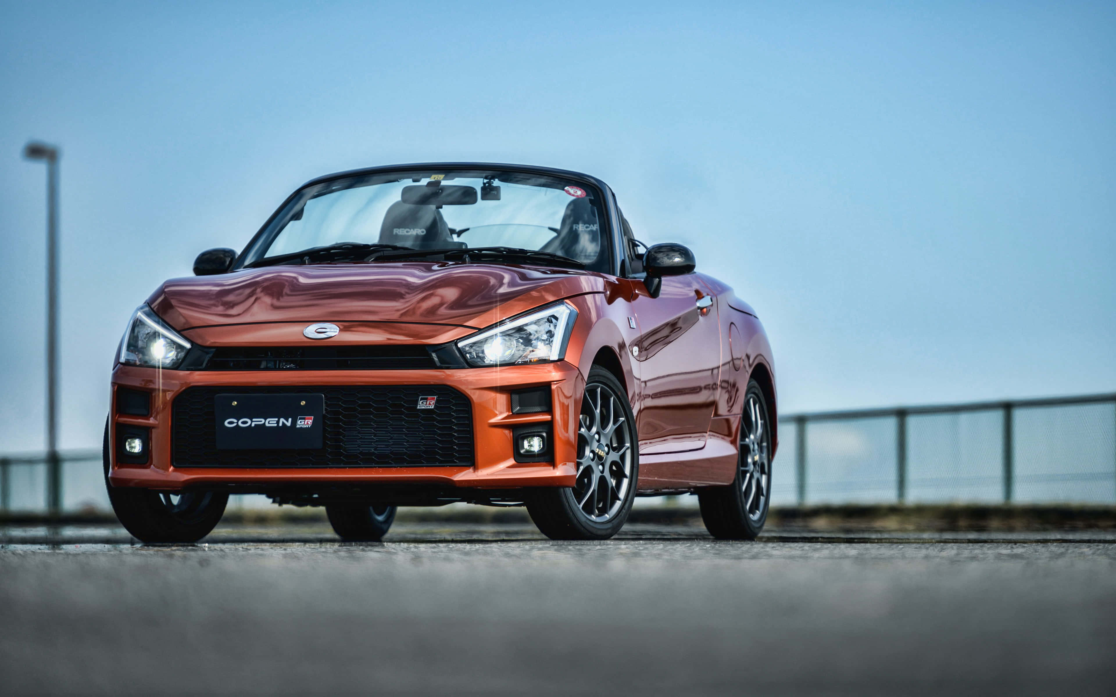 Açık Yolda Seyreden Stil Sahibi Daihatsu Araba Duvar Kağıdı