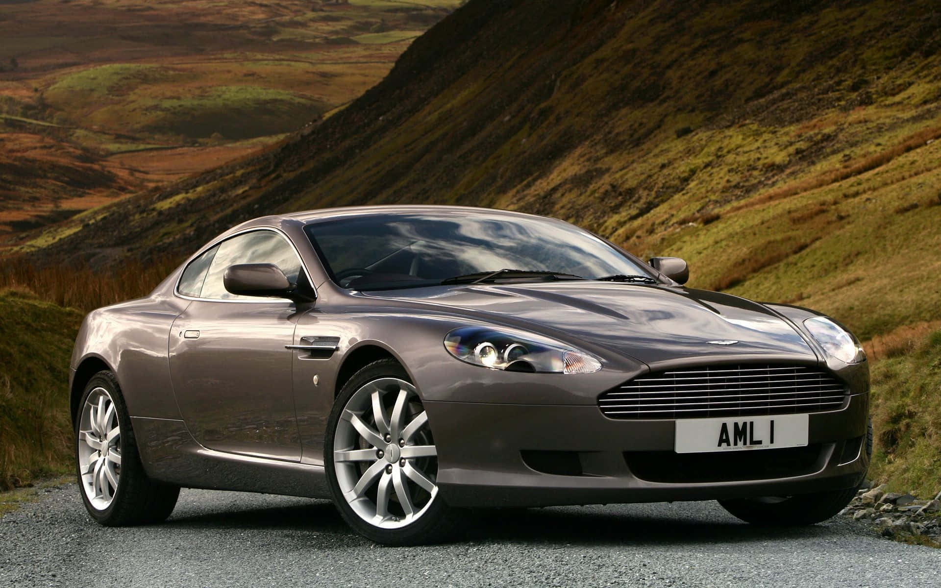 Açık Yolda Şık Aston Martin DB9 Duvar Kağıdı