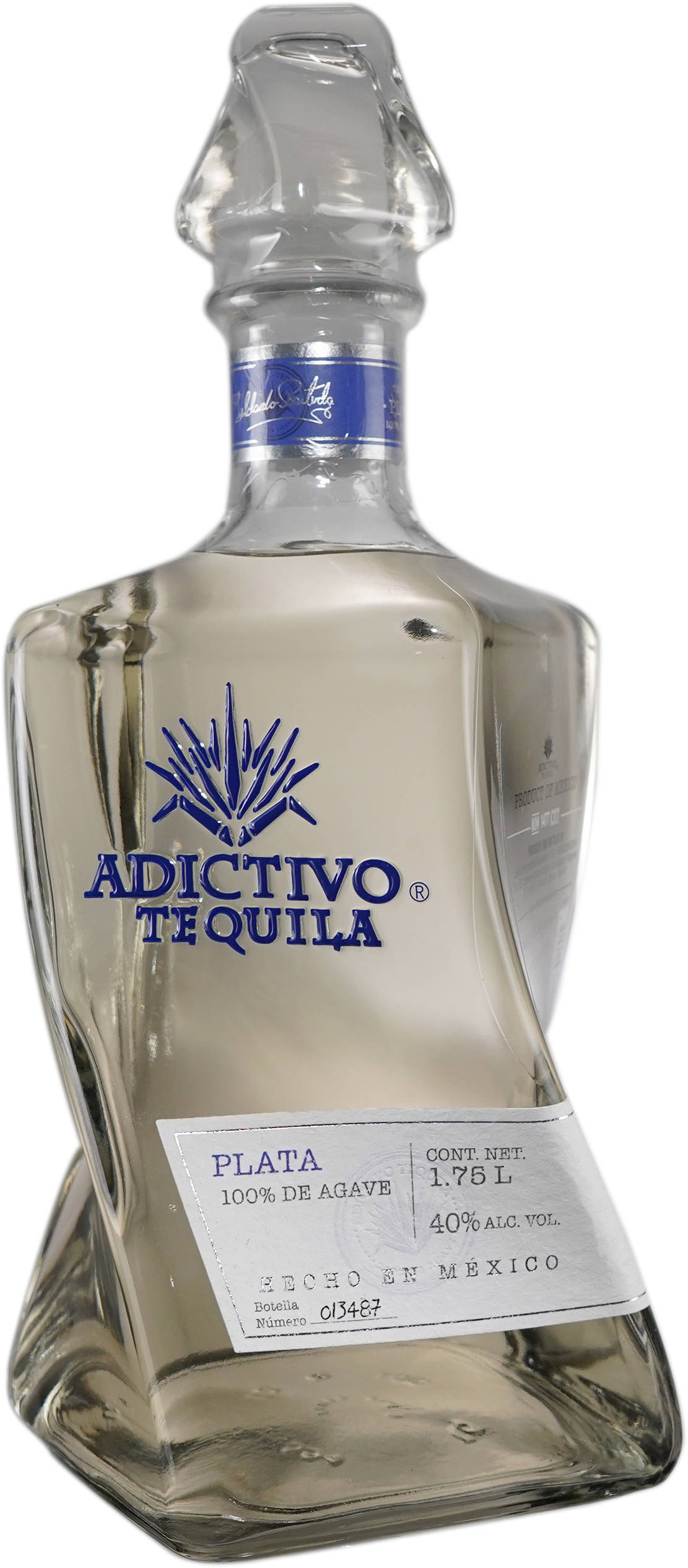 Adictivo Plata Tequila in a Clear Bottle Duvar Kağıdı