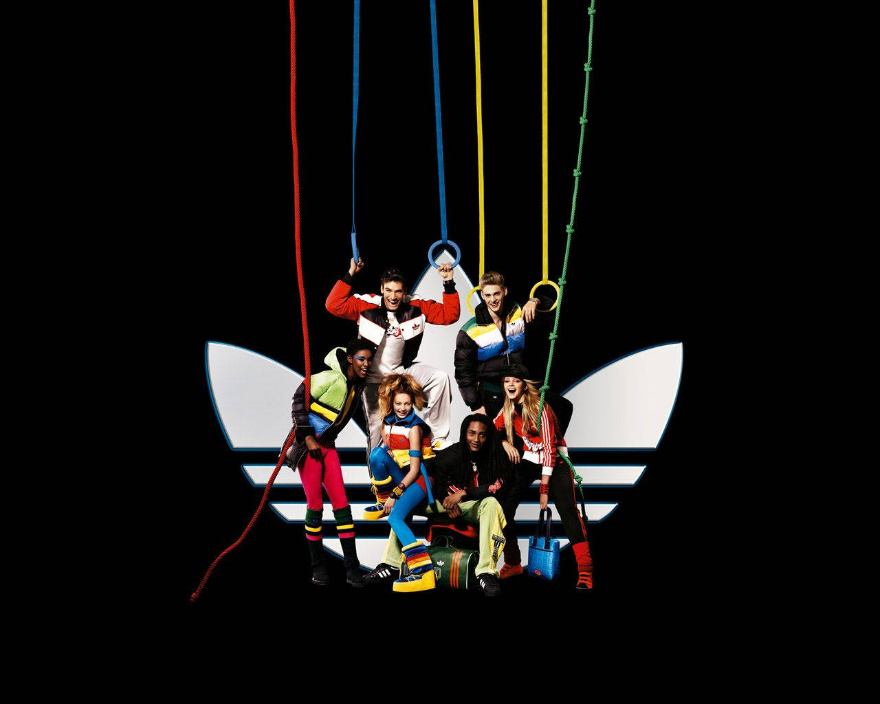 Adidas Marka Logosu ve Genç Modeller Duvar Kağıdı