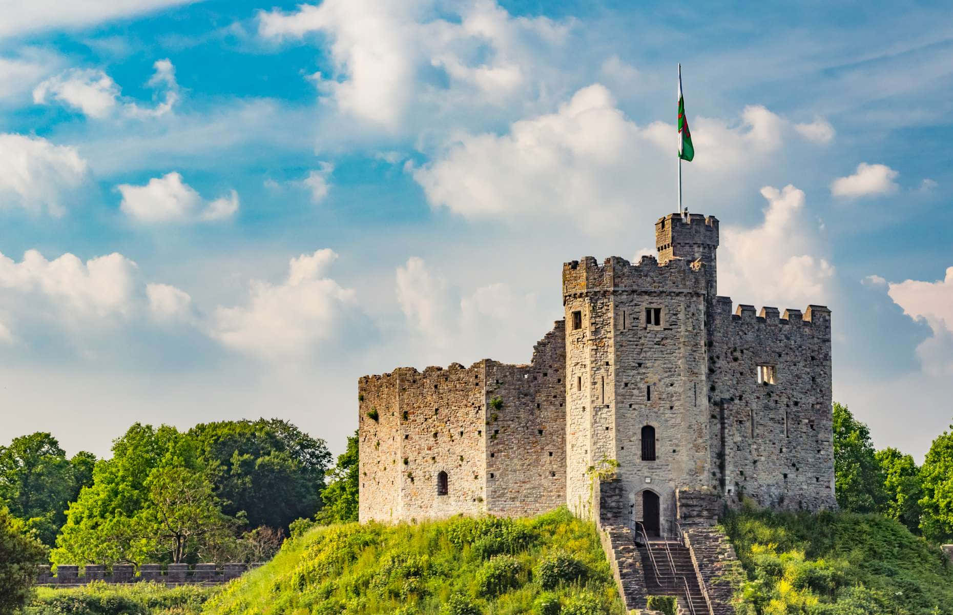 Ağaçlarla Çevrili Cardiff Kalesi Duvar Kağıdı