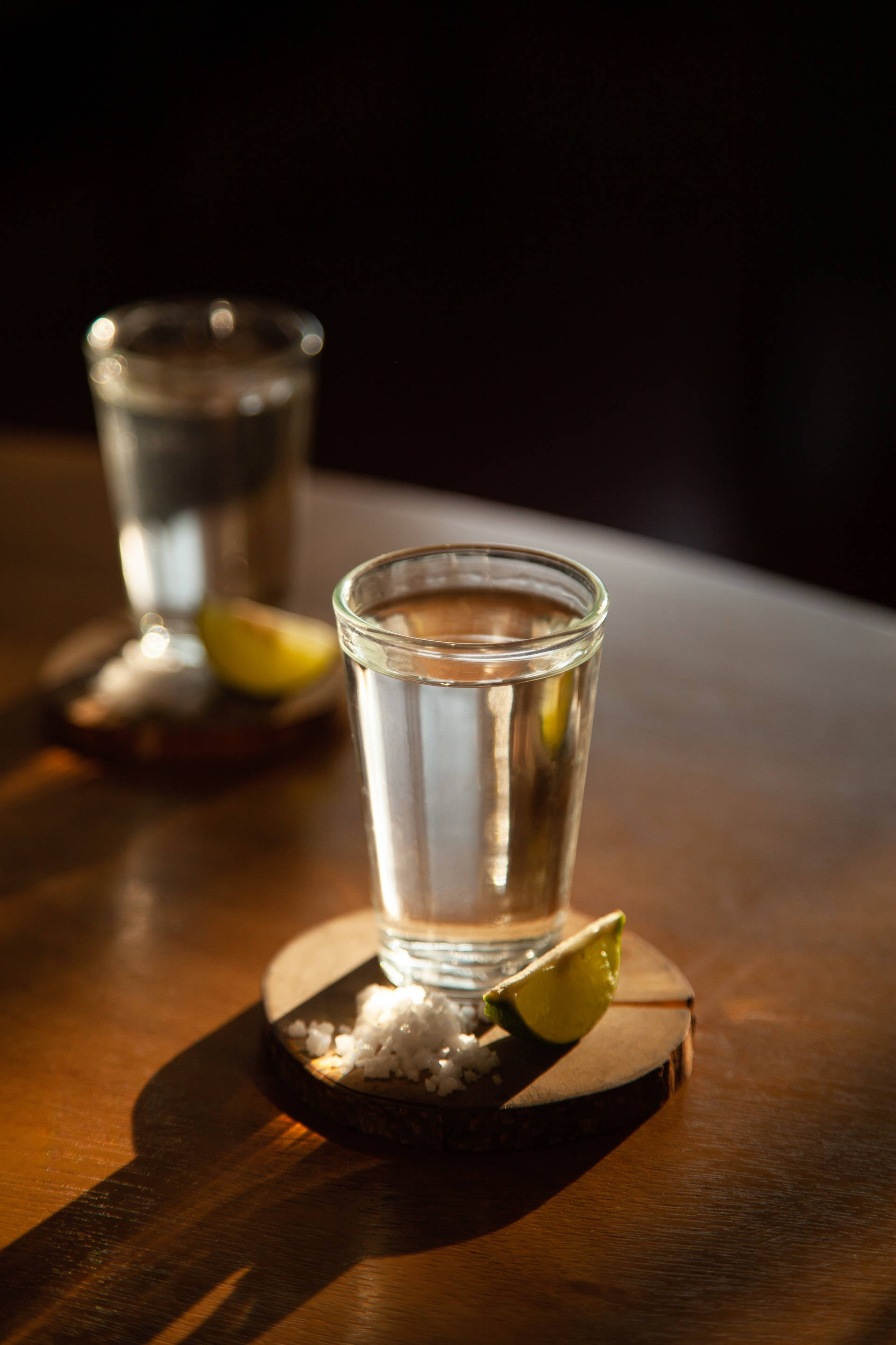Ahşap Bardak Altlıklarında Tekila Shotları Duvar Kağıdı