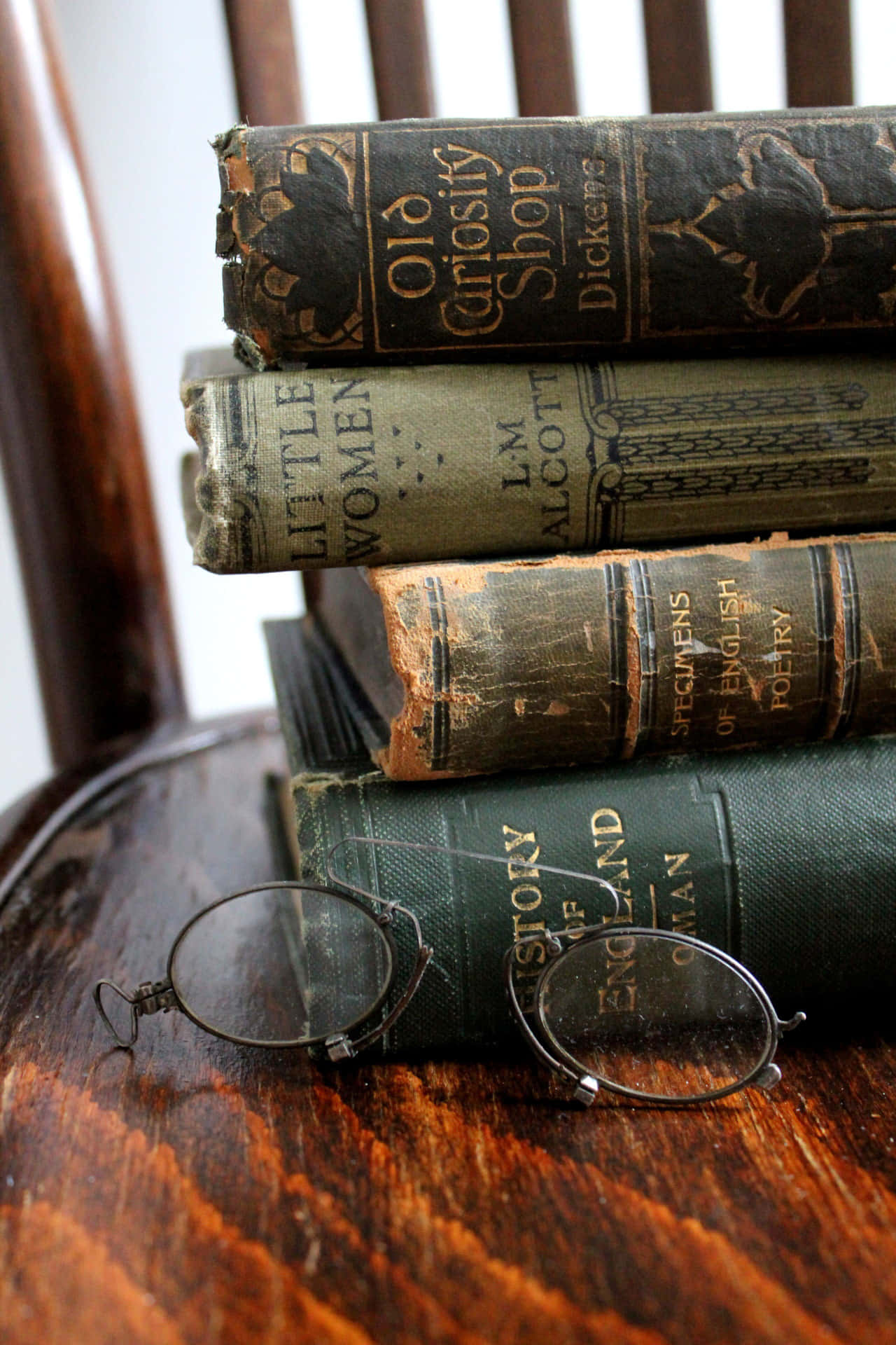 ahşap bir sandalyede bir yığın kitap Duvar Kağıdı