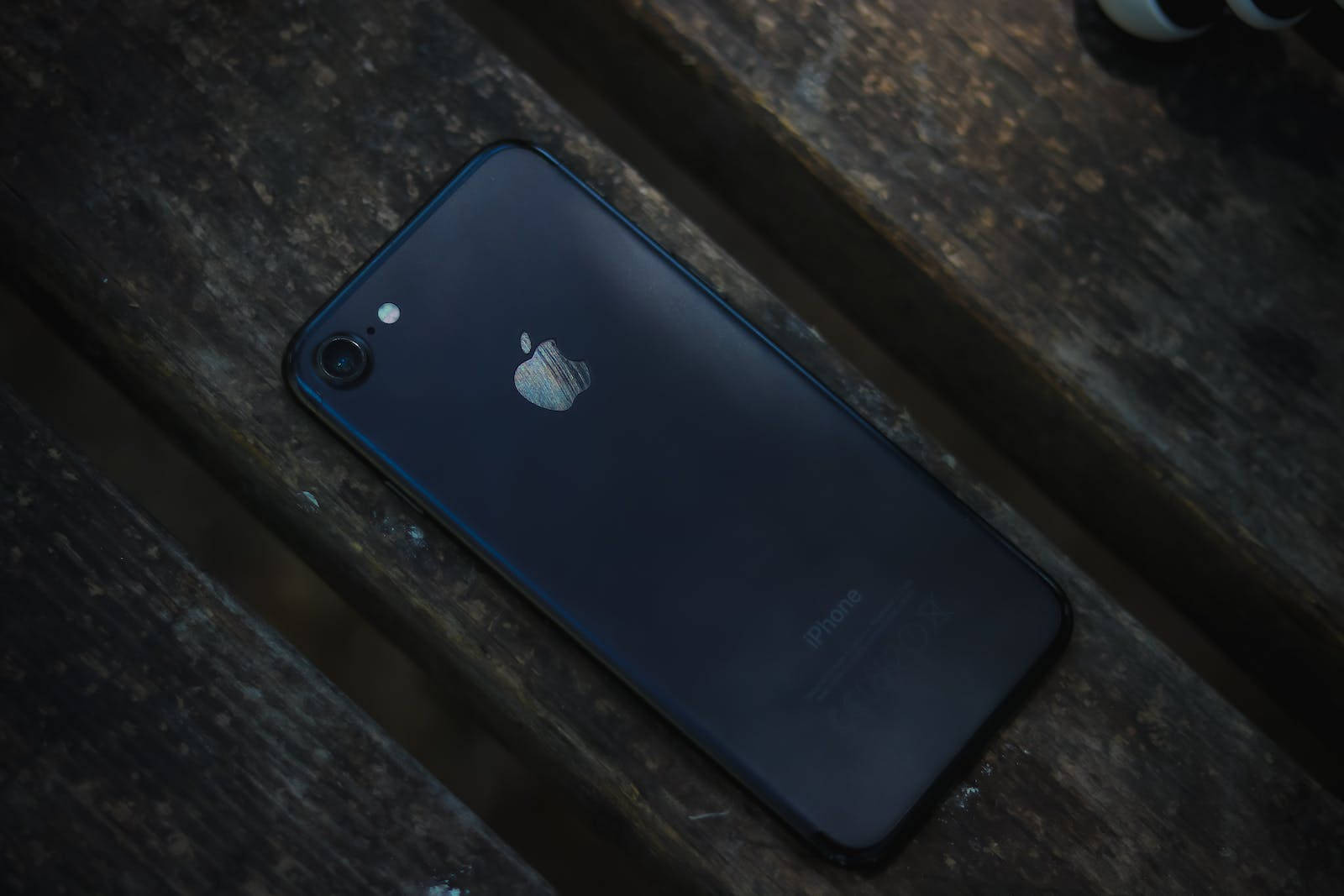 Ahşap Üzerinde Siyah iPhone 7 Duvar Kağıdı