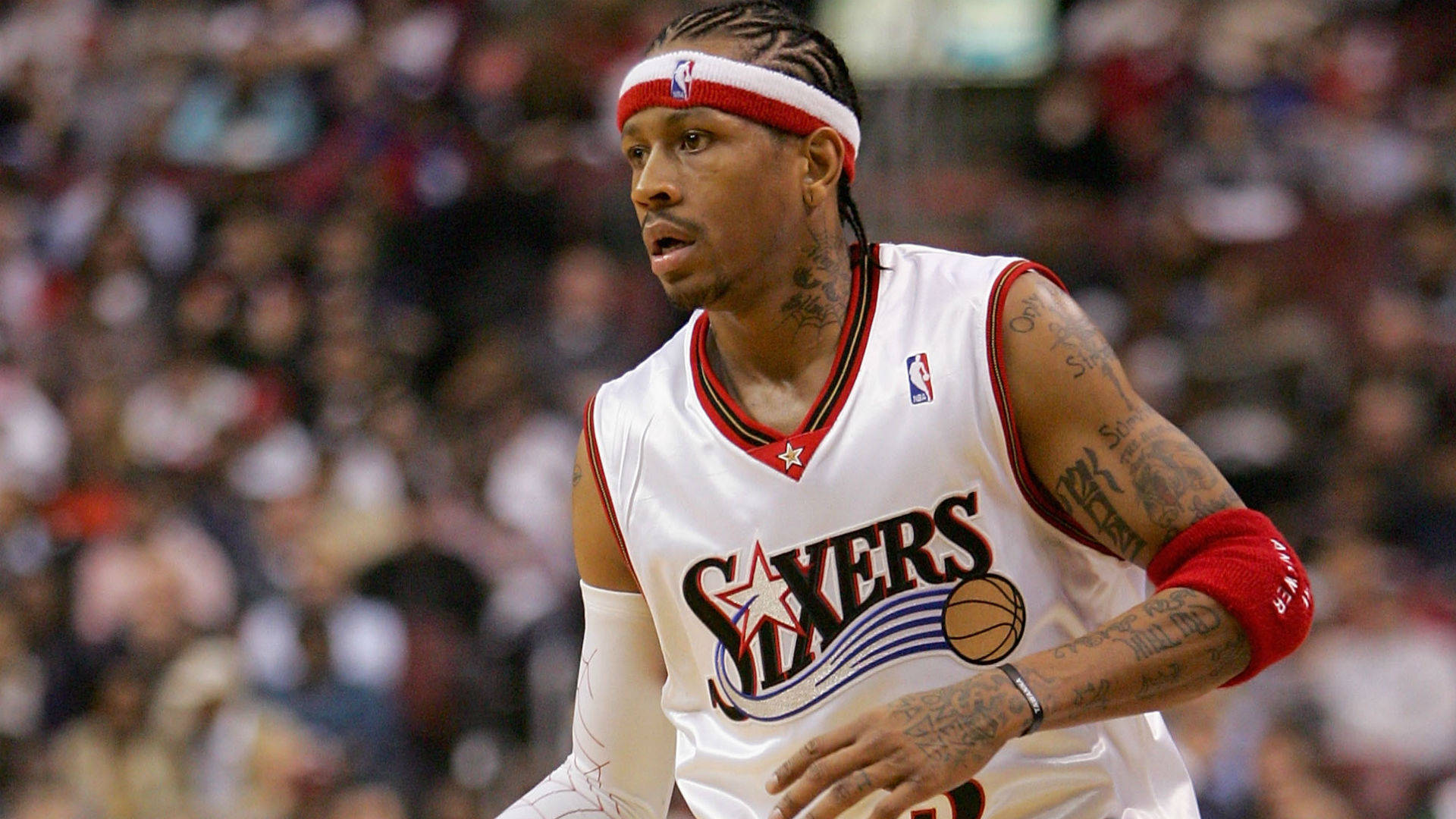 Allen Iverson Bulanık Kalabalık Arka Planıyla Duvar Kağıdı