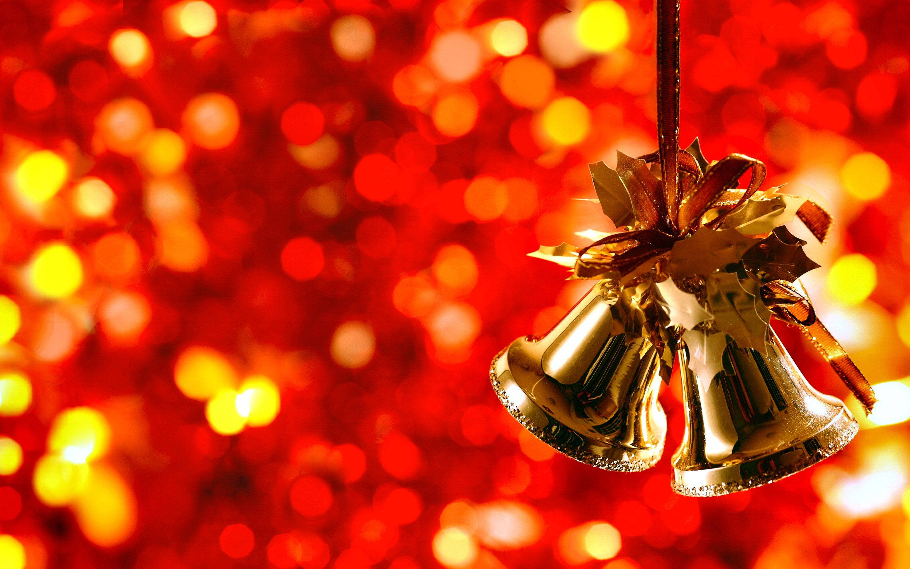 Altın Renkli Noel Çanları ve Bokeh Işık Oyunları Duvar Kağıdı