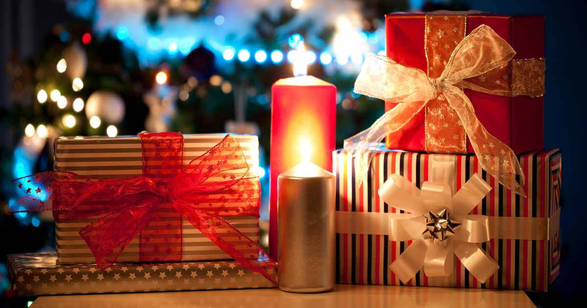 Altın ve Kırmızı Noel Hediyeleri Duvar Kağıdı