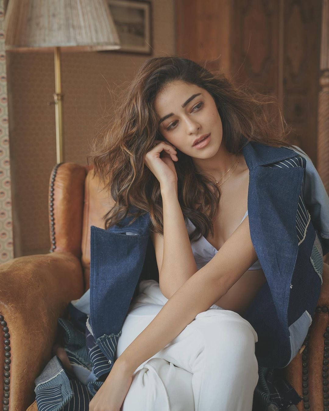 Ananya Pandey Koltukta Duvar Kağıdı