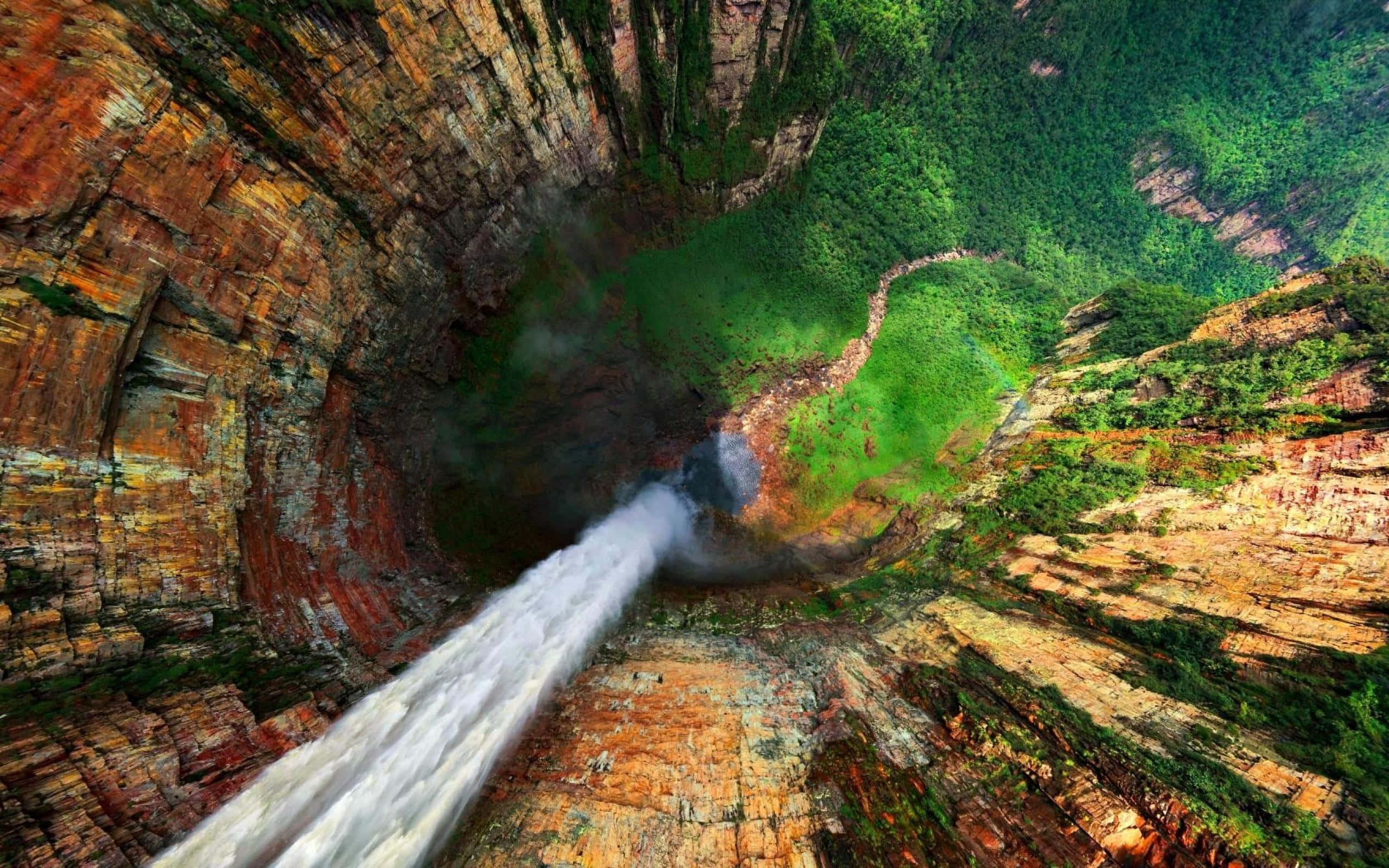 Angel Şelalesi'nin Havadan Panoramik Görünümü Duvar Kağıdı