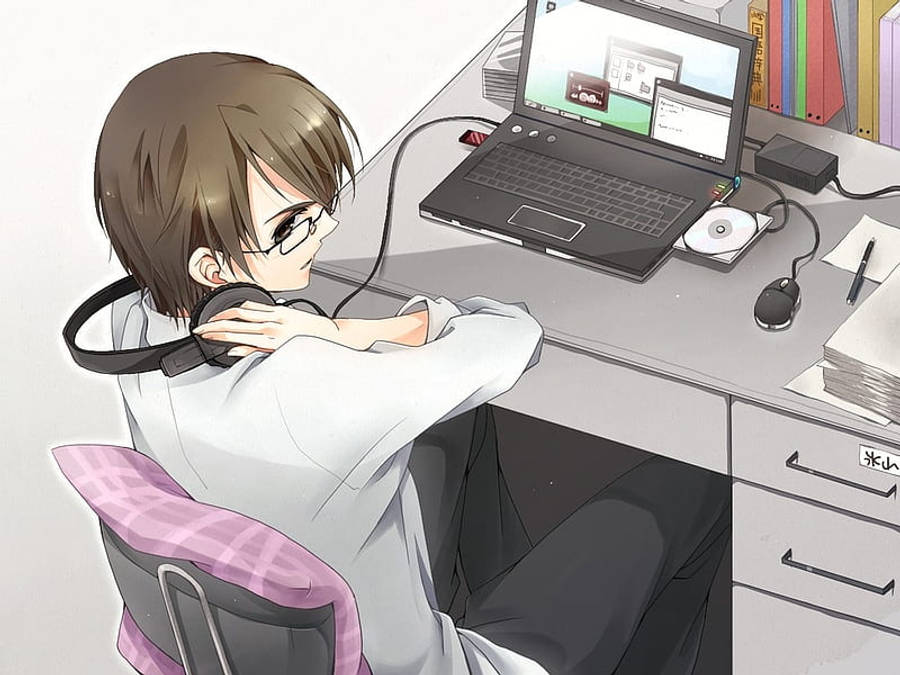 Anime Karakteri Dizüstü Bilgisayarda Çalışırken Kulaklığını Tutuyor Duvar Kağıdı