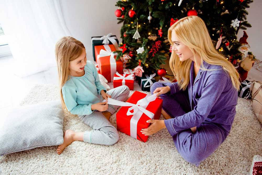 Anne ve Kızının Noel Hediyesi Duvar Kağıdı