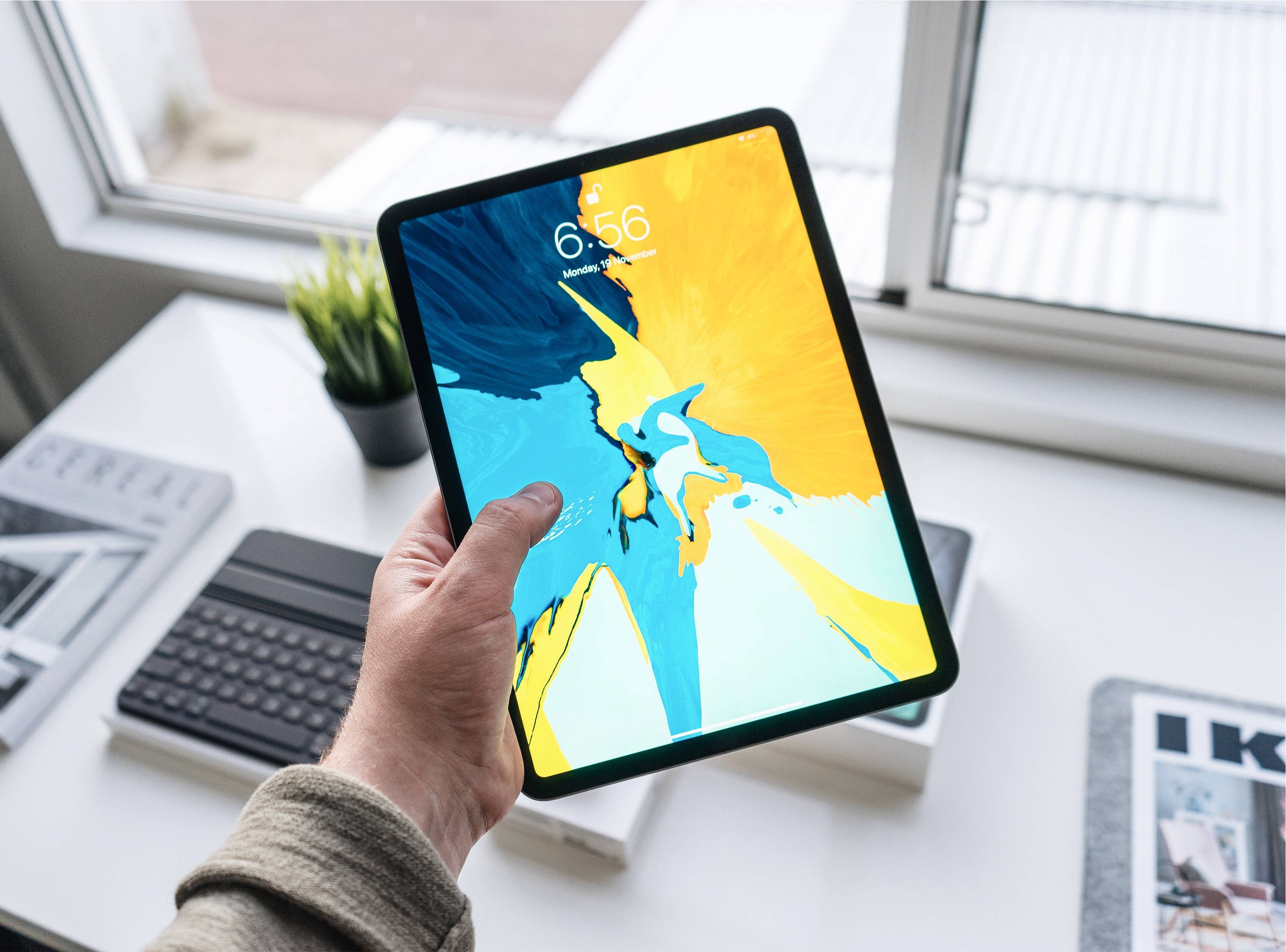 Apple iPad Pro'yu Tutan Kişi Duvar Kağıdı