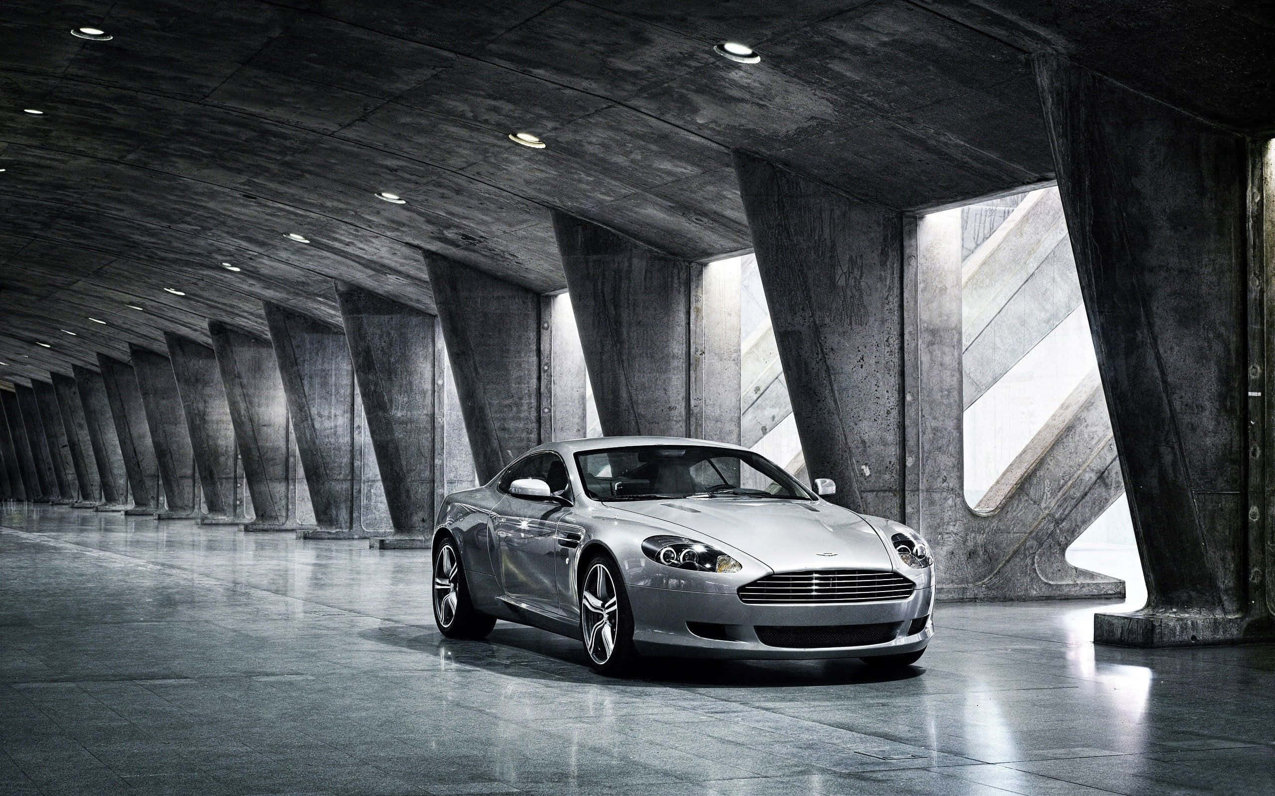 Aston Martin DB9 Büyüleyici Bir Şehir Manzarasında Seyrediyor Duvar Kağıdı