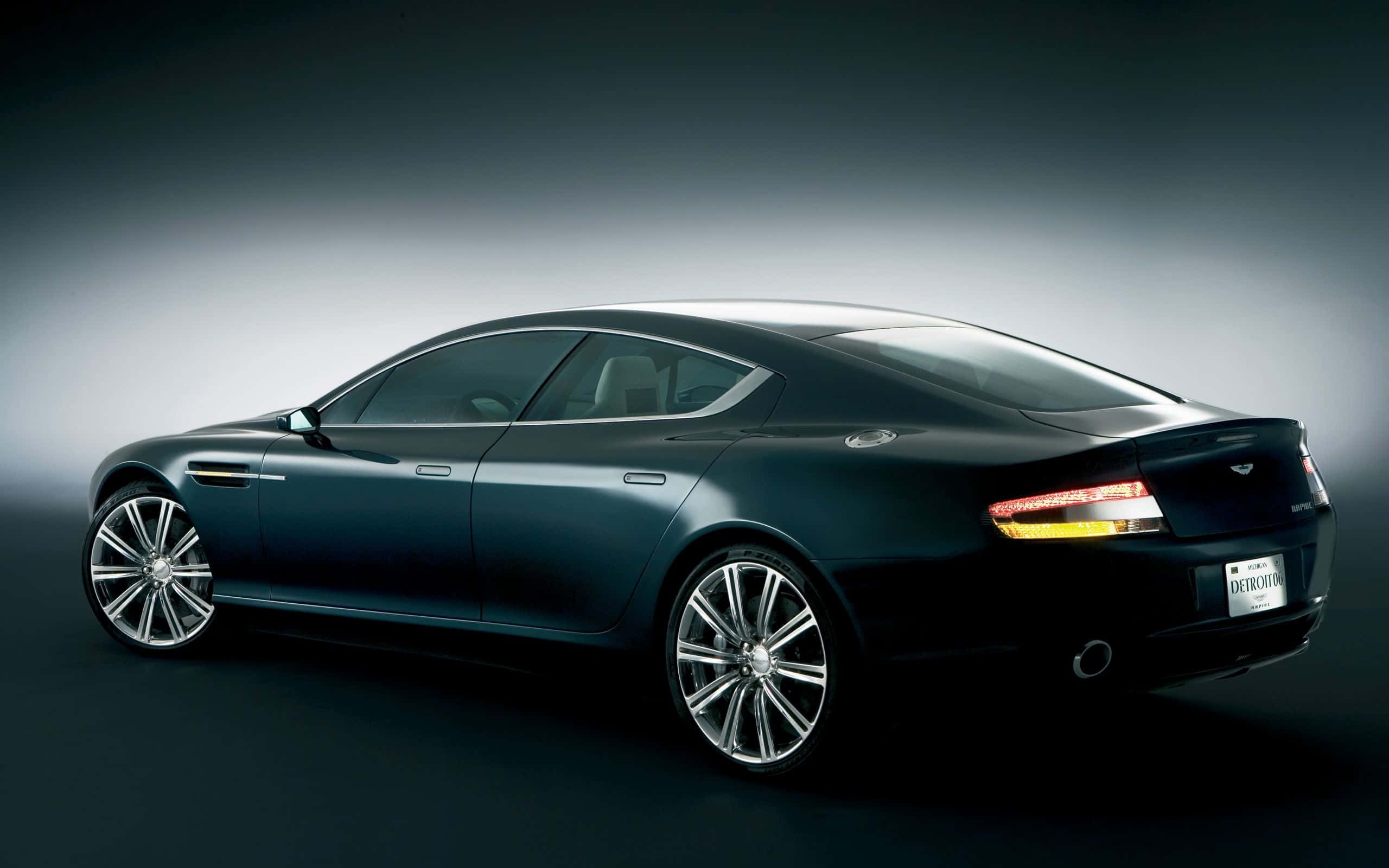 Aston Martin Rapide S - Lüks ve Performansın Buluşması Duvar Kağıdı