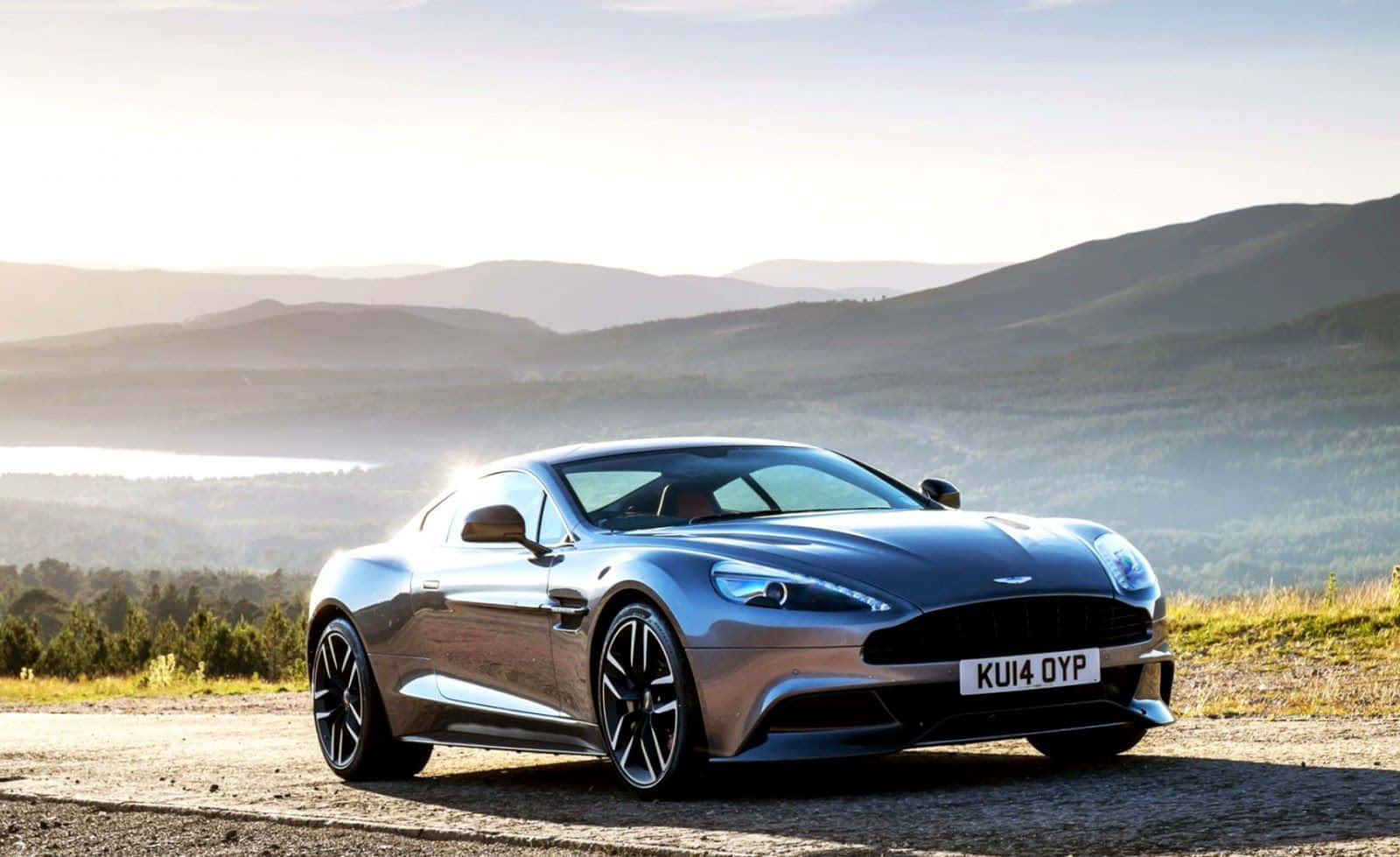 Aston Martin Vanquish - Lüks ve Performans Ortaya Çıktı Duvar Kağıdı