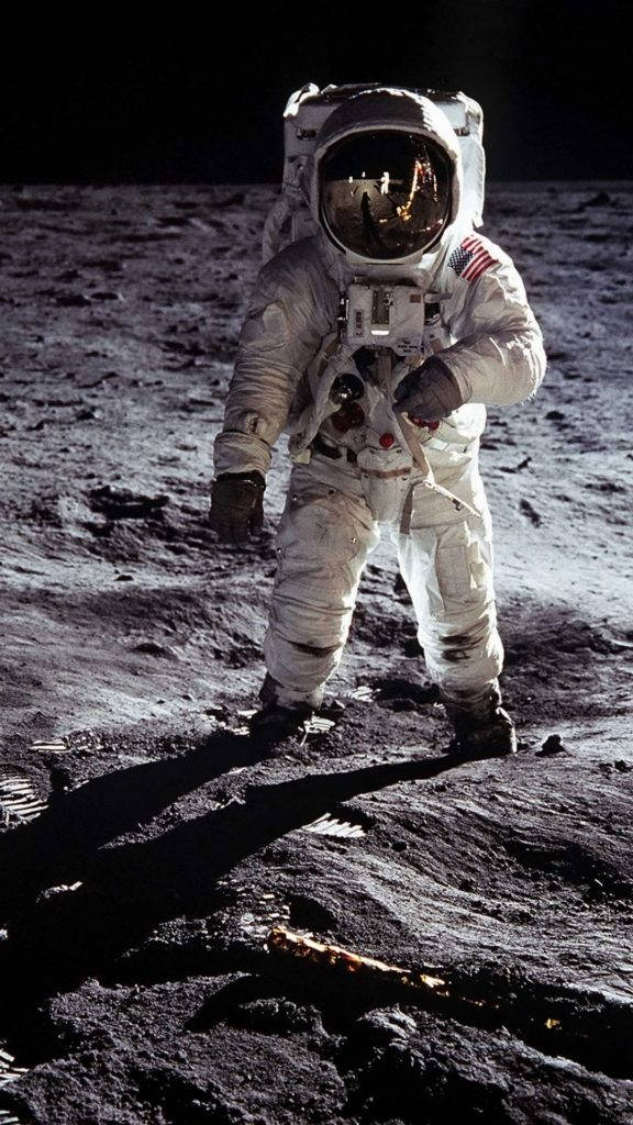 Astronot Uzayda iPhone Duvar Kağıdı