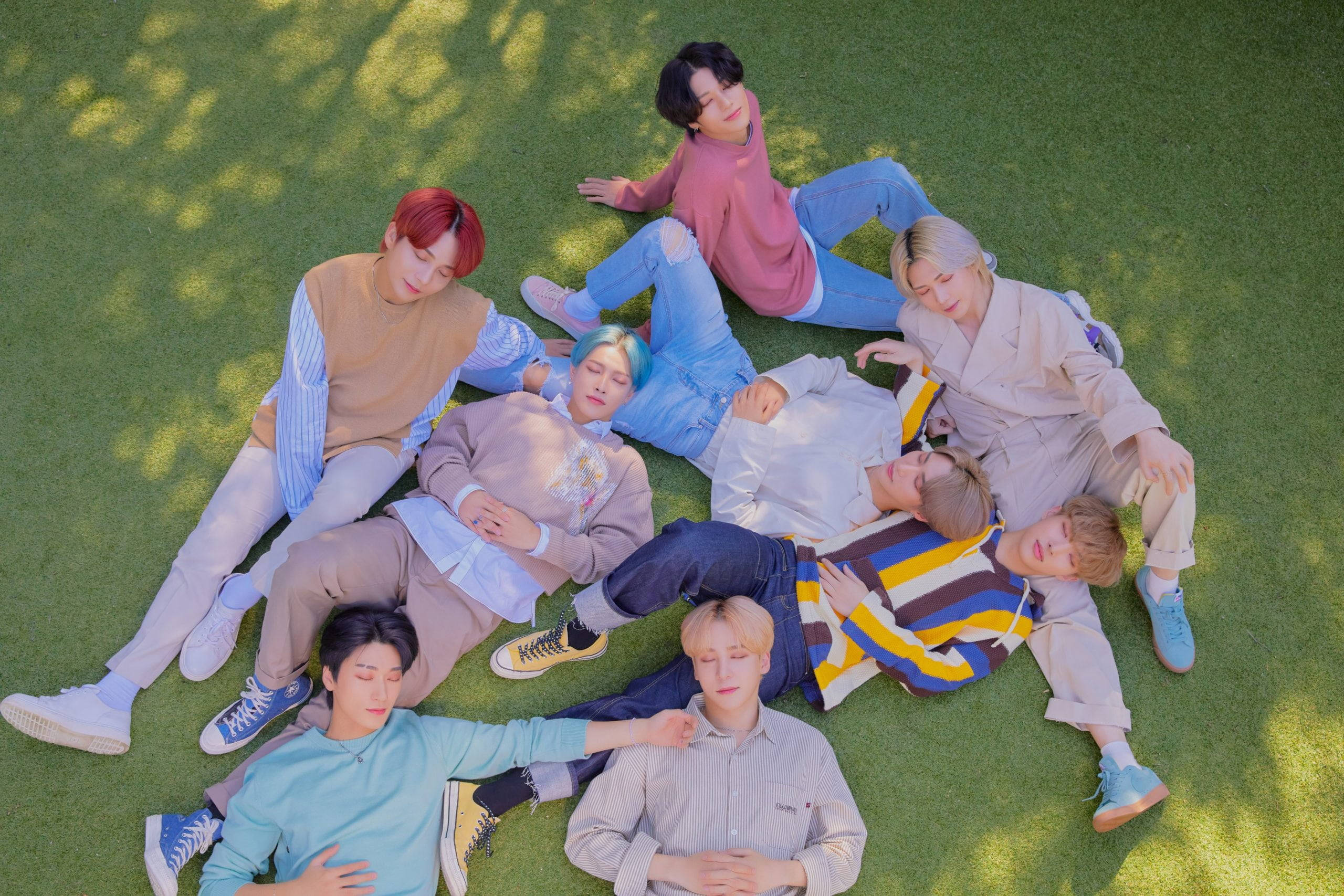 ATEEZ Tarlada Duvar Kağıdı