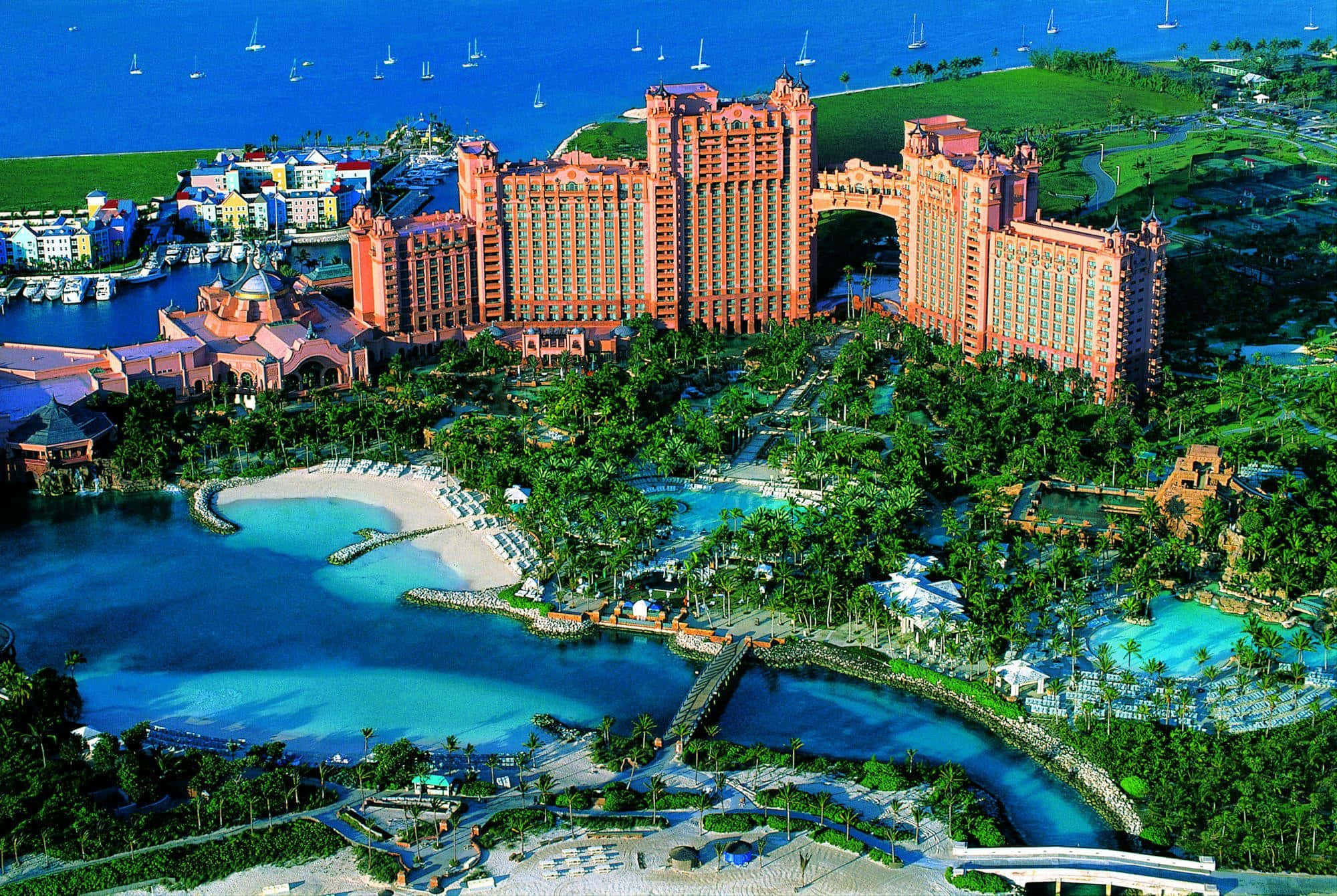 Atlantis Tatil Köyü'nde Yükselen Binalar Duvar Kağıdı