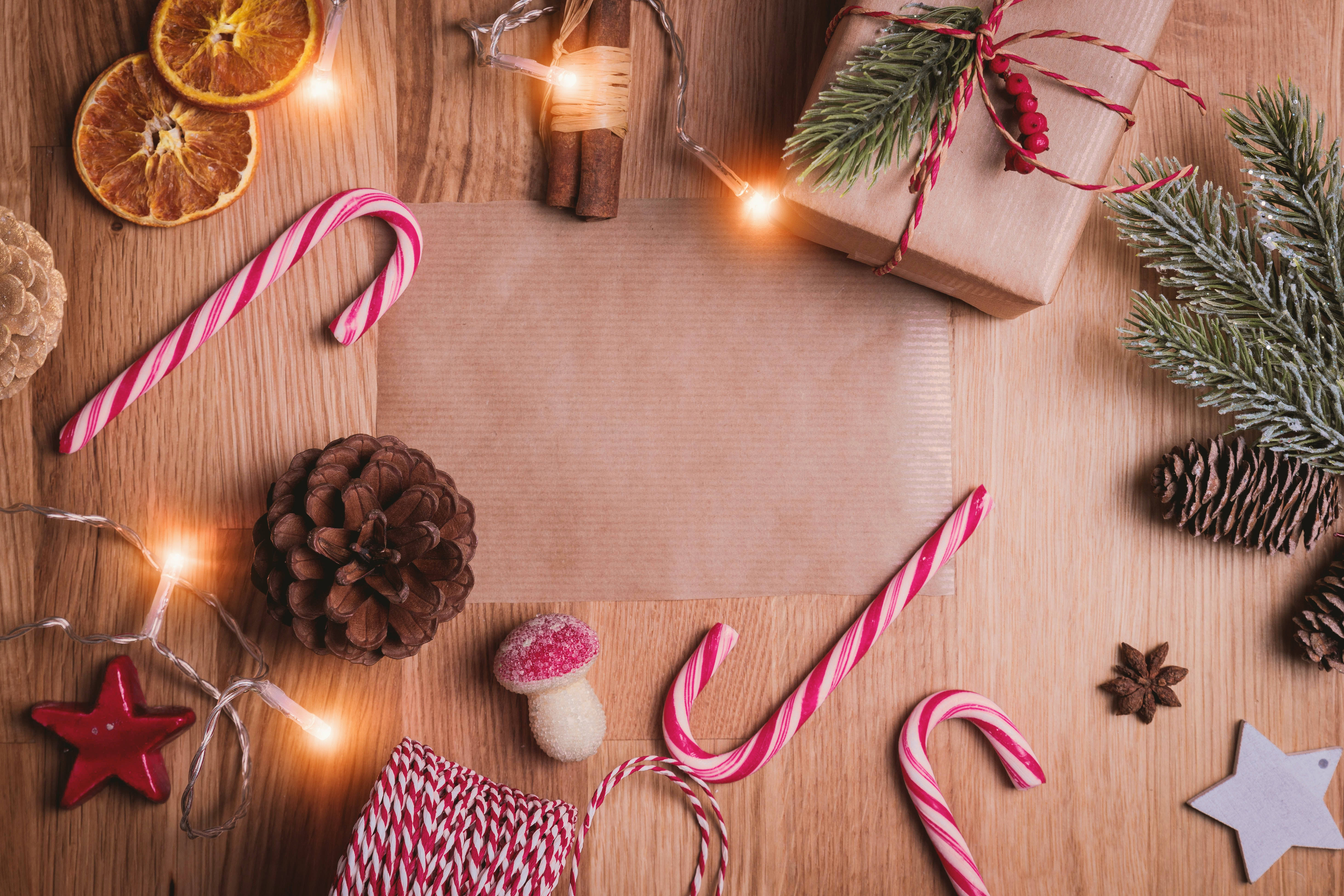 Avustralya'da Noel Kutlaması: Kırmızı Süsler Duvar Kağıdı