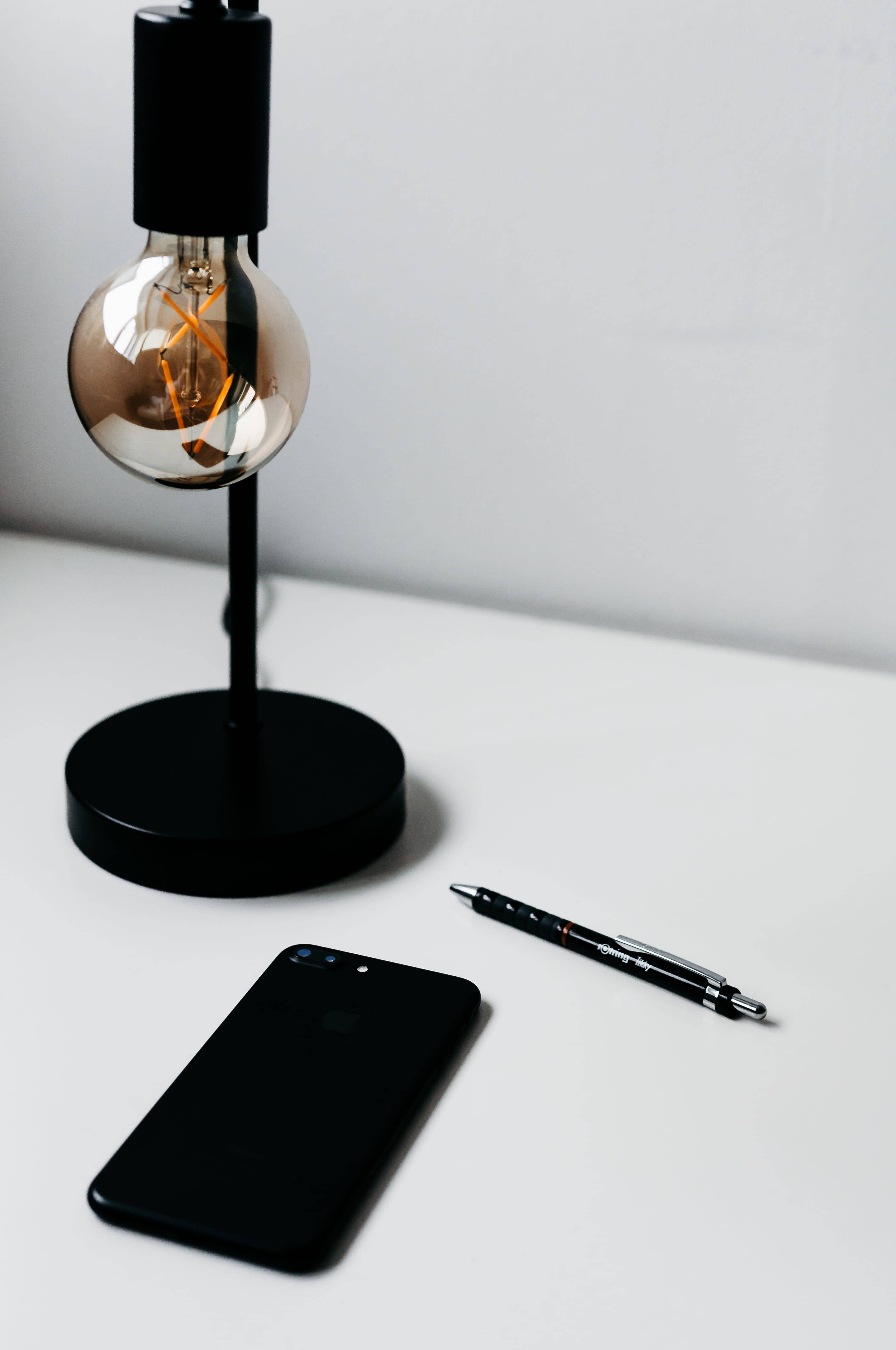 Aydınlatılmış iPhone Minimalist Masada Duvar Kağıdı