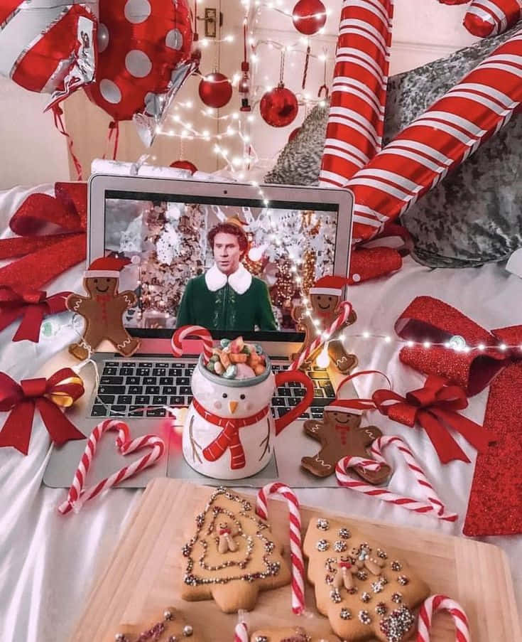 Aydınlatılmış Noel ışıklarıyla güzel bir estetik oluşturan görüntü Duvar Kağıdı