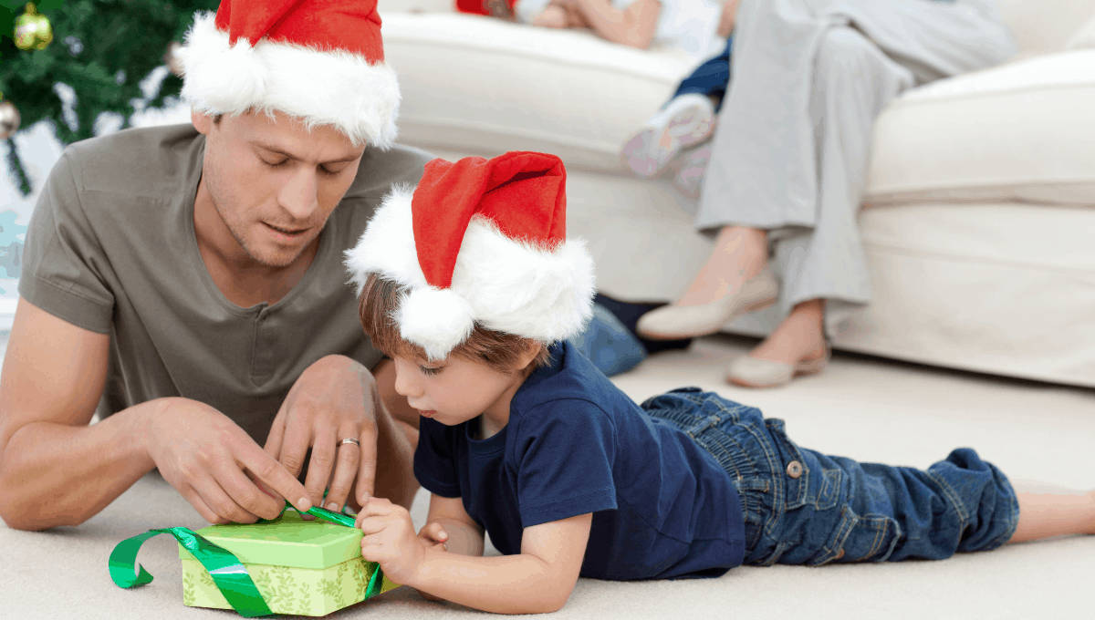 Baba ve Oğul Noel Hediyesi Duvar Kağıdı