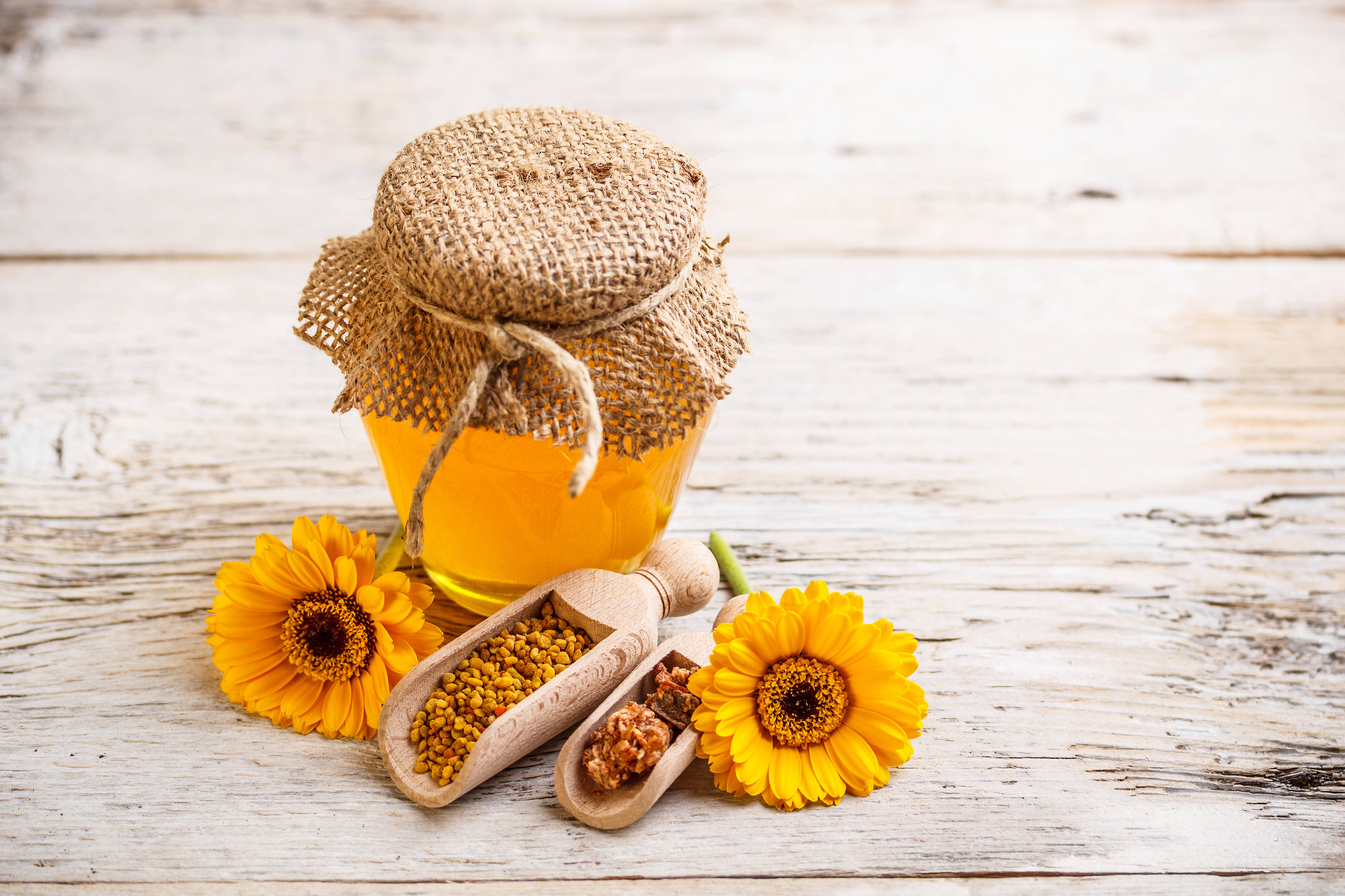 Bal ve Propolis Masa Üstünde Duvar Kağıdı
