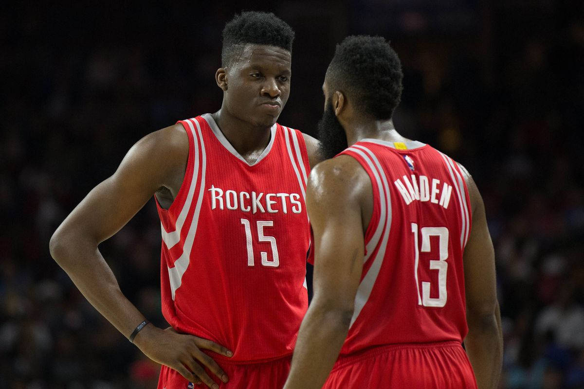 Basketbol Sahasında Sevimli Clint Capela Duvar Kağıdı