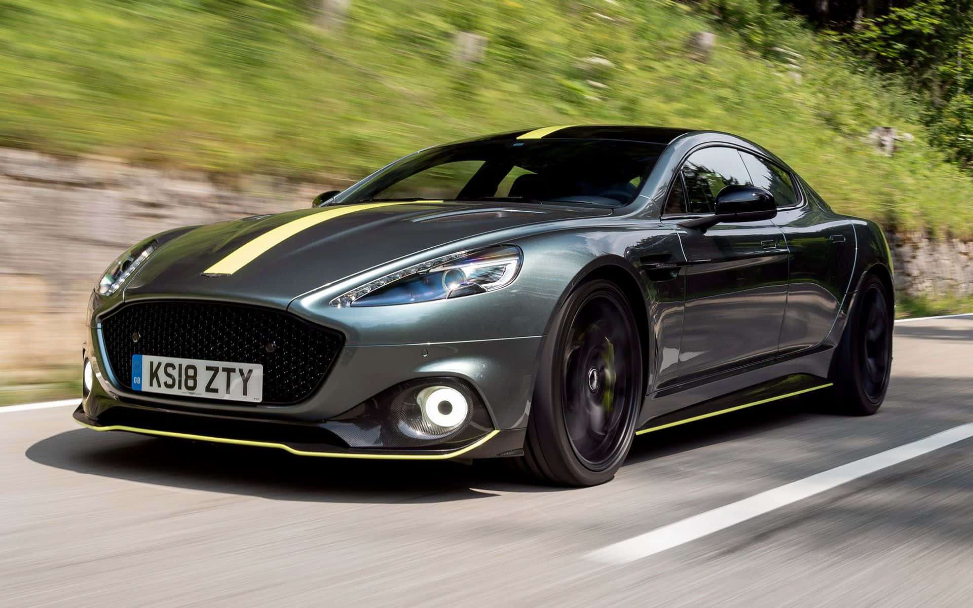 Başlık: Aston Martin Rapide S – Güç ve Lüksün Birleşimi Duvar Kağıdı