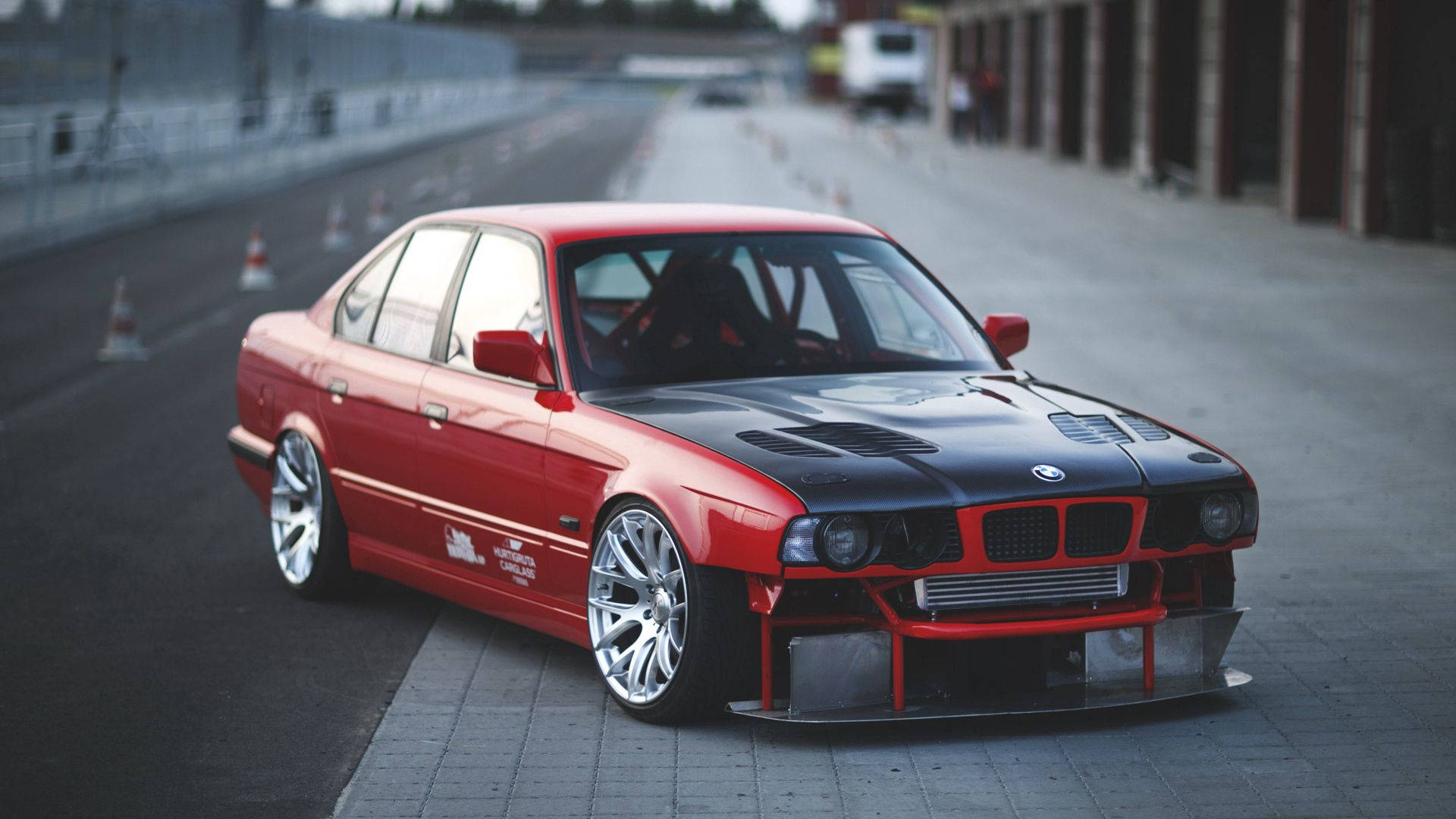 Başlık: Çarpıcı Kırmızı BMW E34 Full HD Duvar Kağıdı