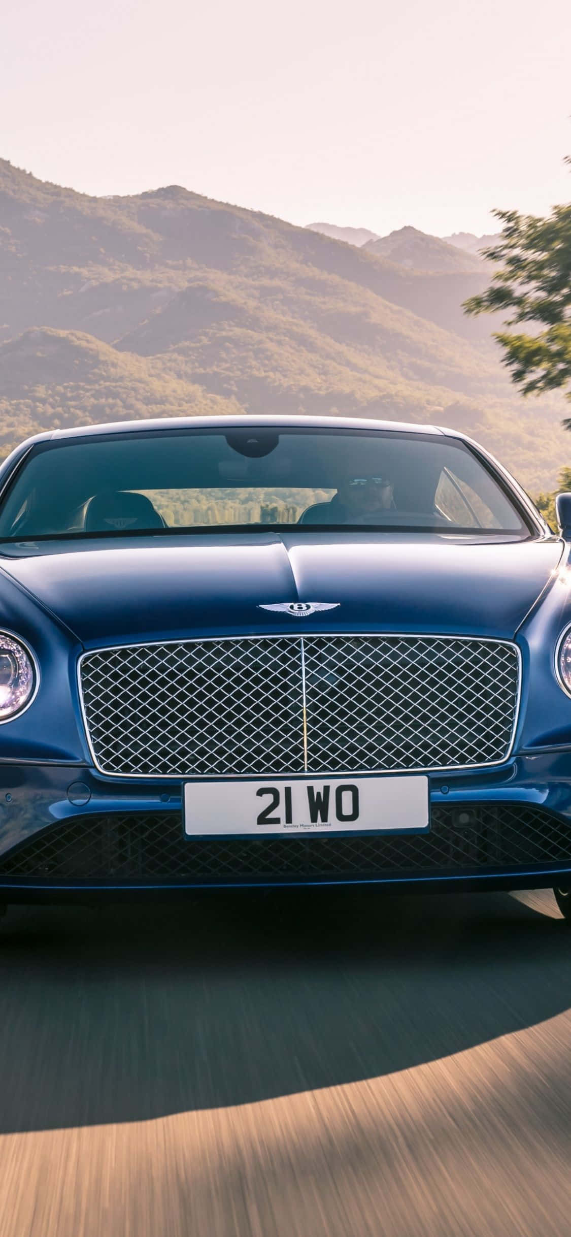 Başlık: iPhone ile Bentley'de Lüks Bir Yolculuk Duvar Kağıdı