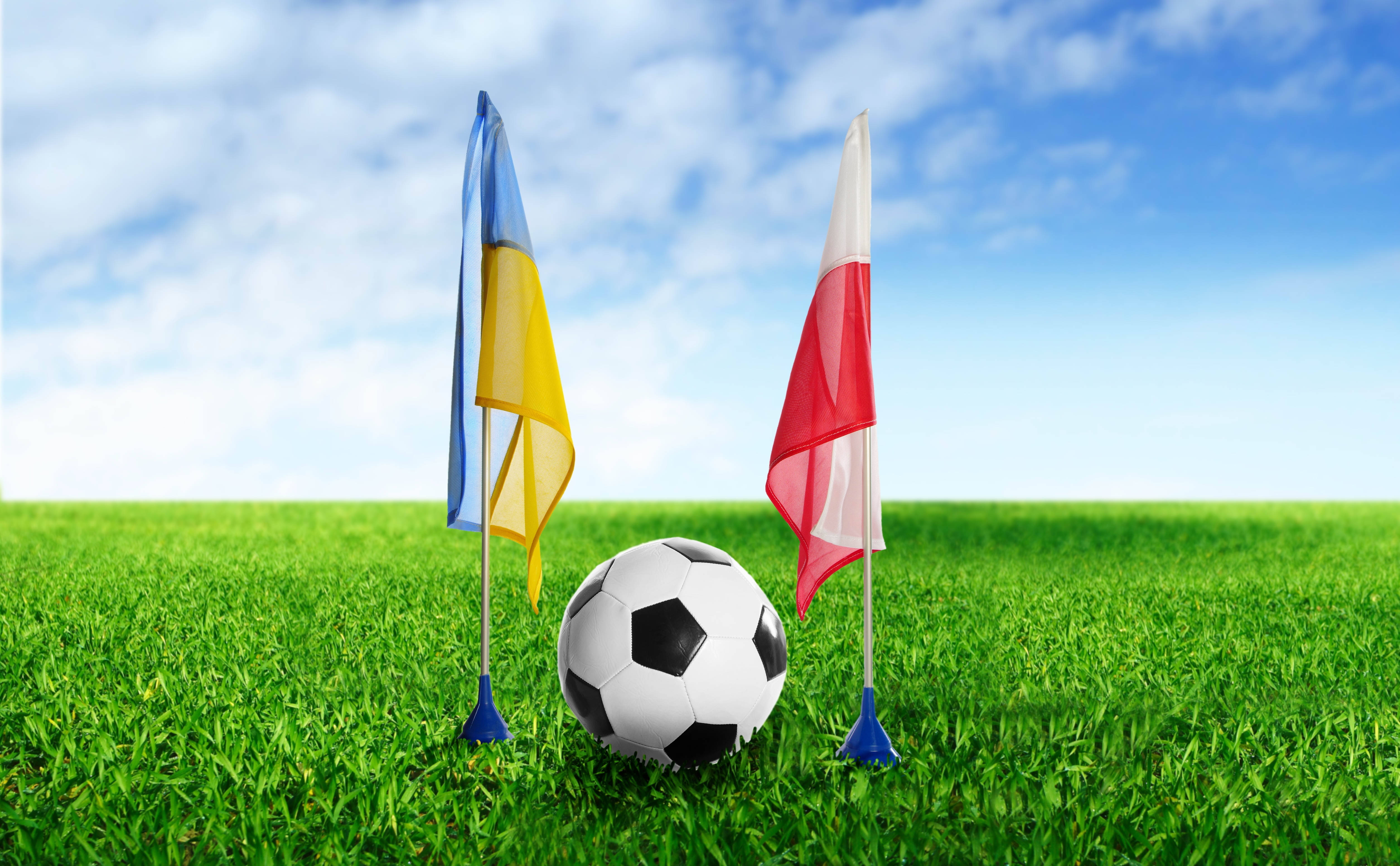 Başlık: Ukrayna ve Polonya Arasında Yoğun Bir Futbol Maçı Duvar Kağıdı
