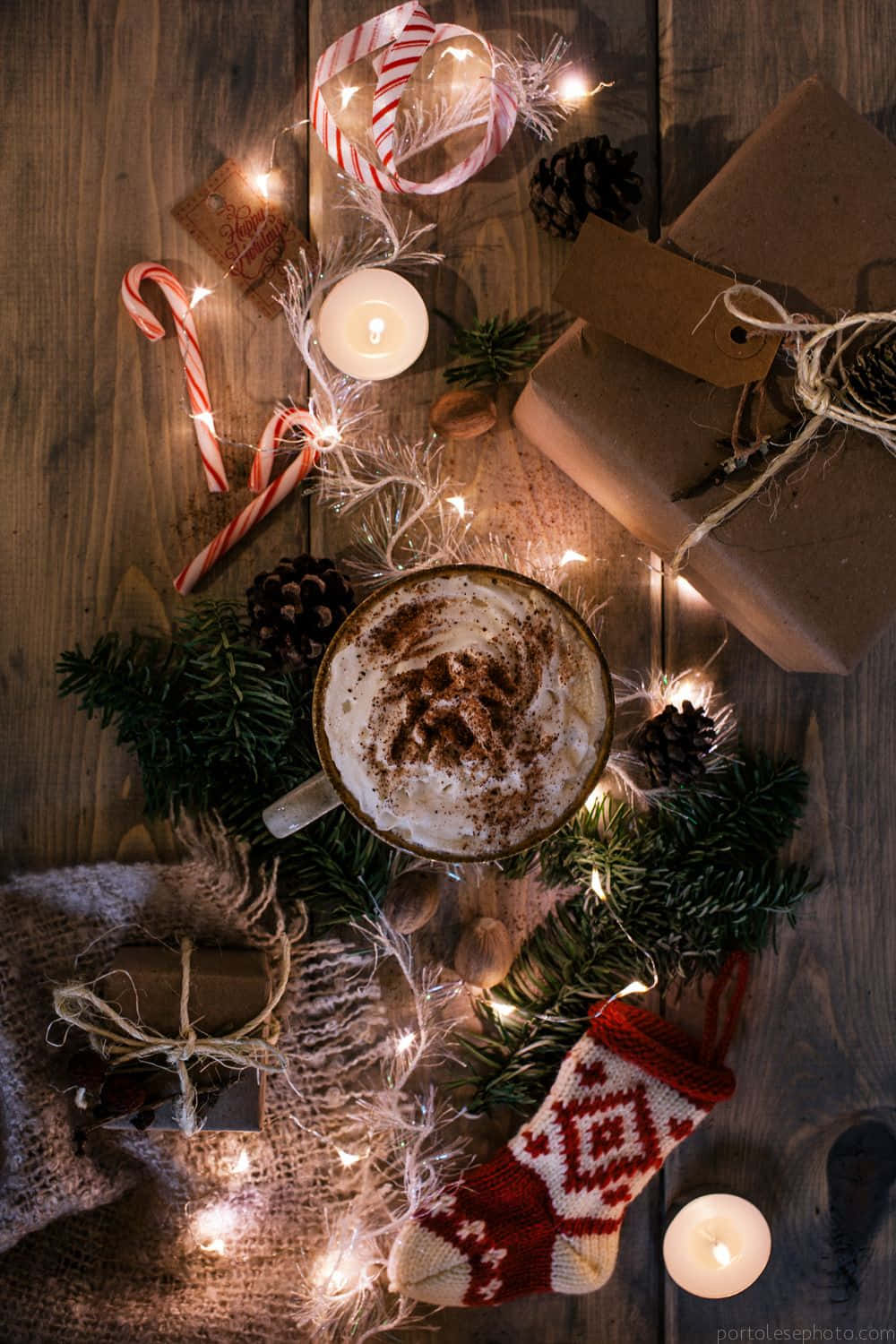 Benzersiz bir tatil estetiği ile Noel neşesi getirin. Duvar Kağıdı