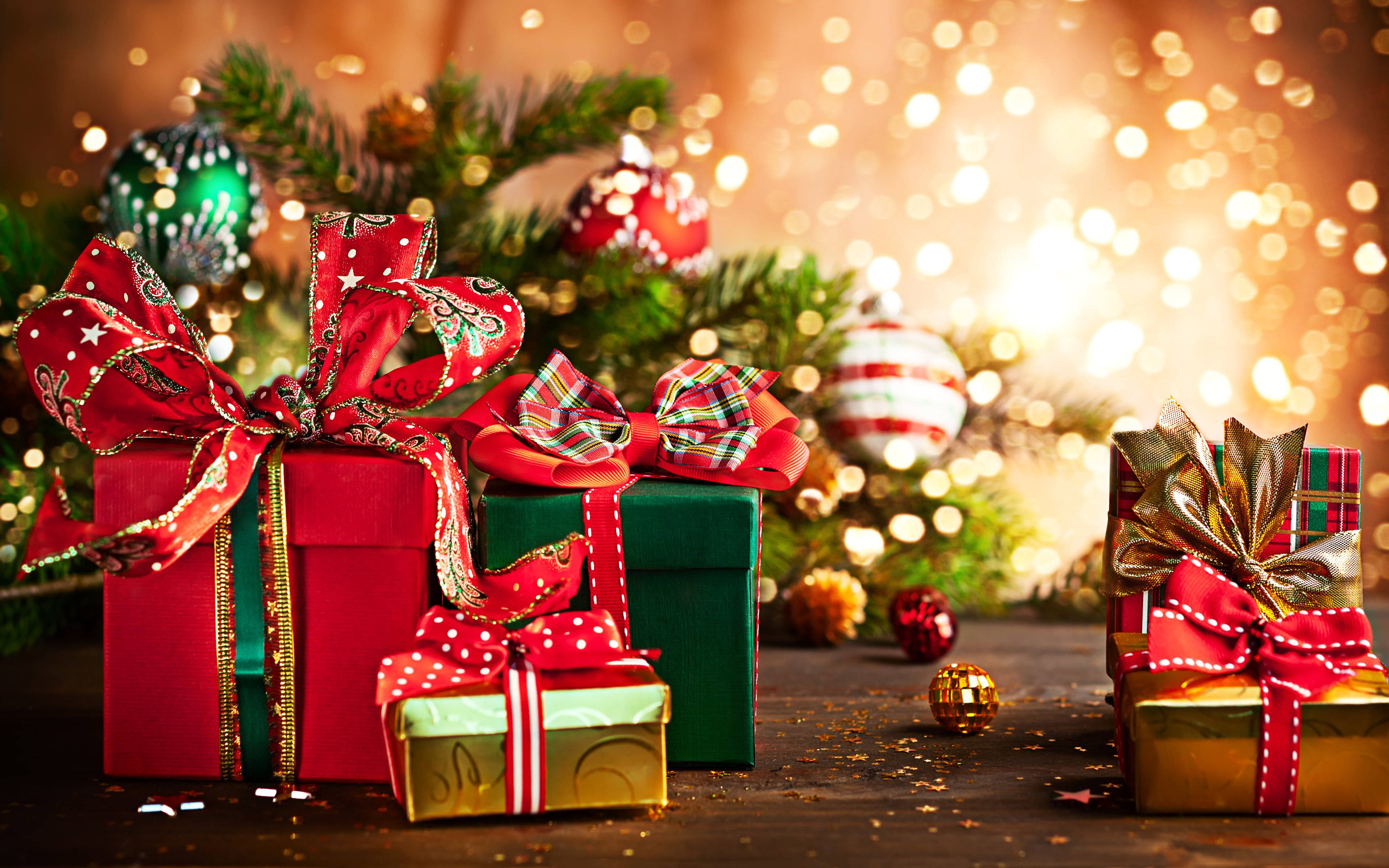Beş Renkli Güzel Noel Hediyesi Duvar Kağıdı