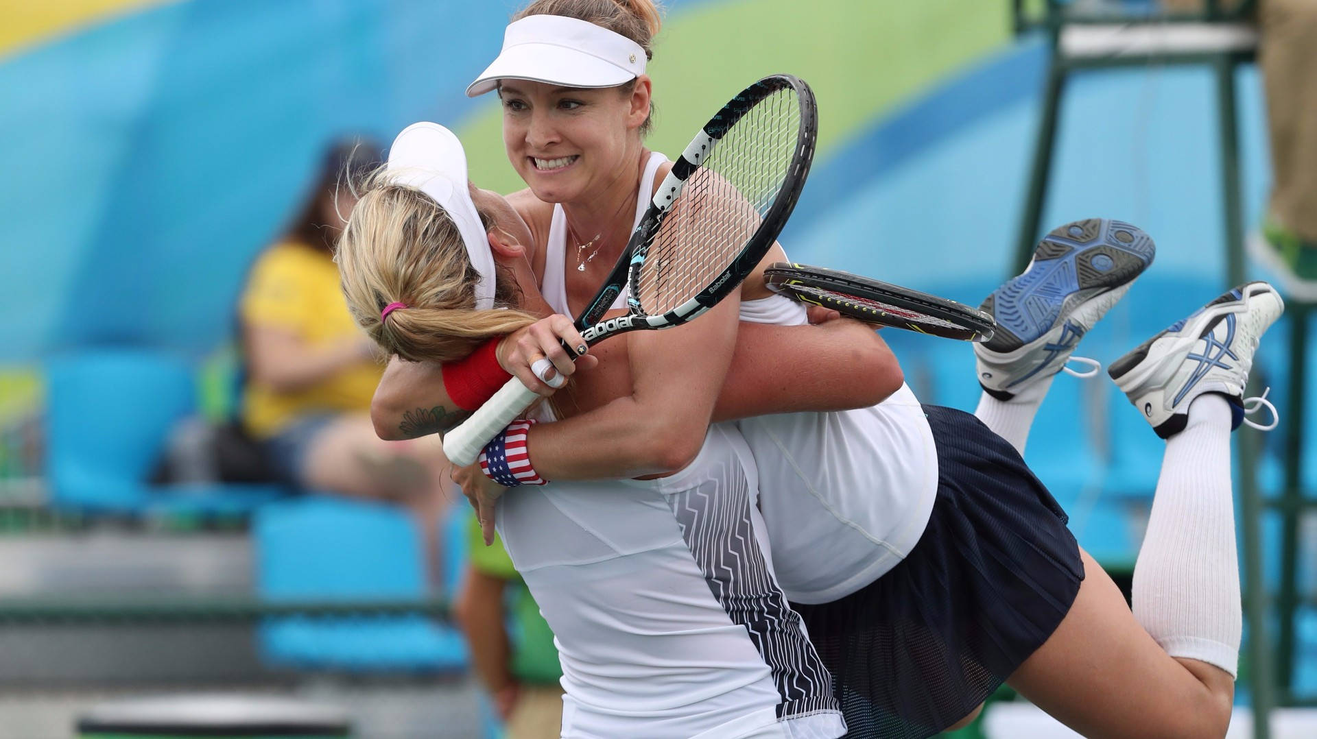 Bethanie Mattek-Sands Takım Arkadaşına Sarılıyor Duvar Kağıdı