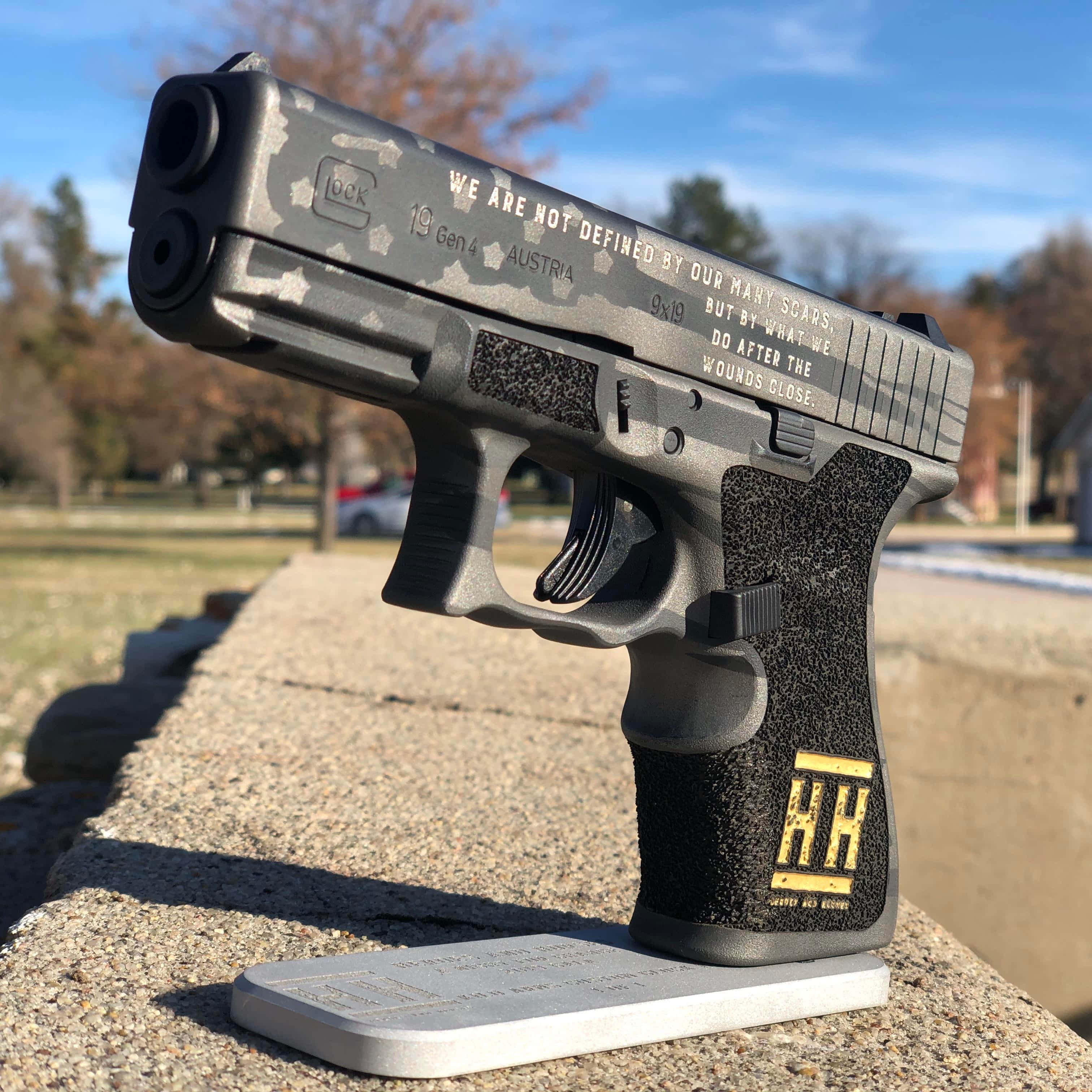 beton bir duvarda bir glock 17 Duvar Kağıdı