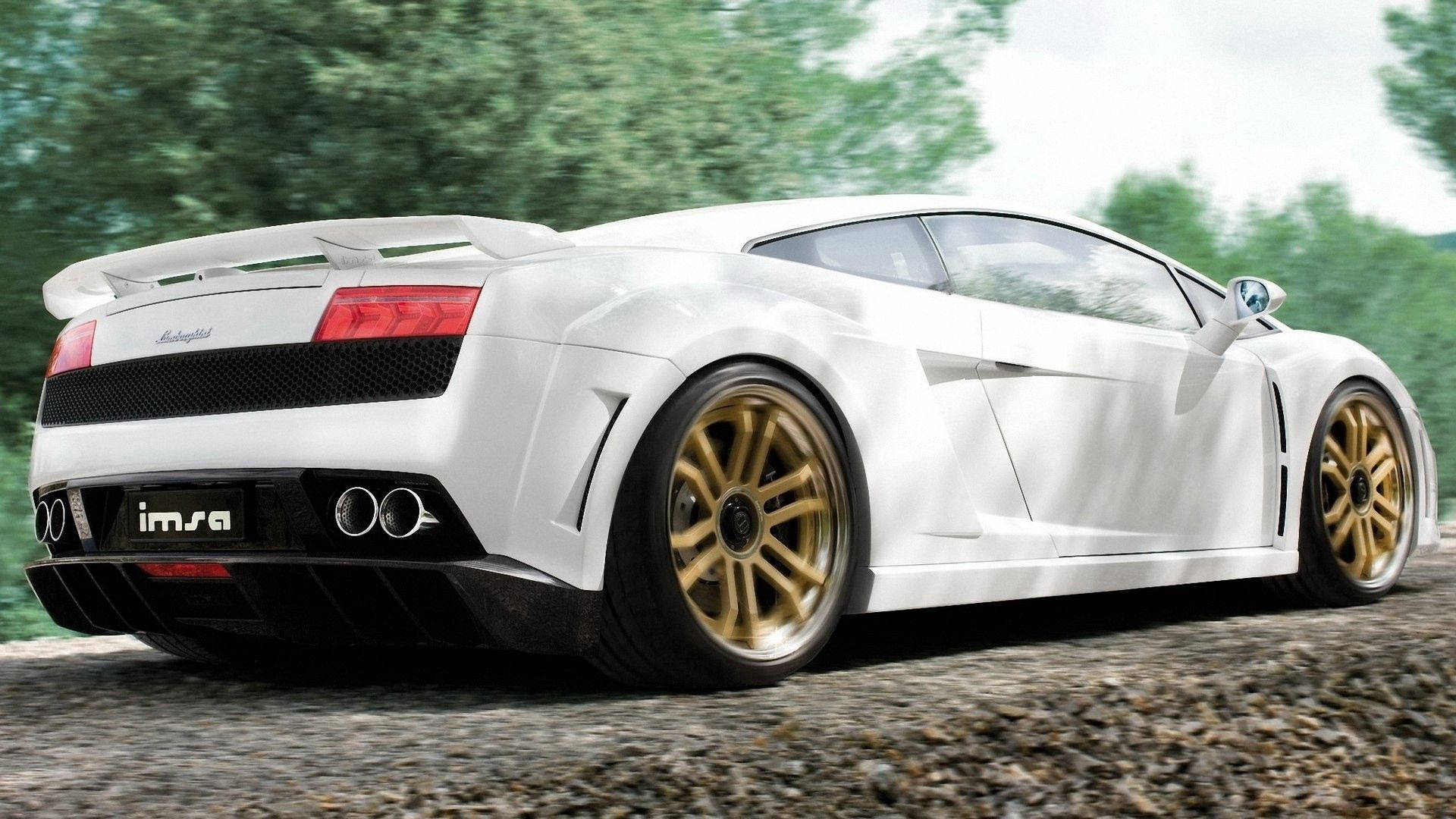 Beyaz bir Lamborghini'nin lüksü ve hızı Duvar Kağıdı