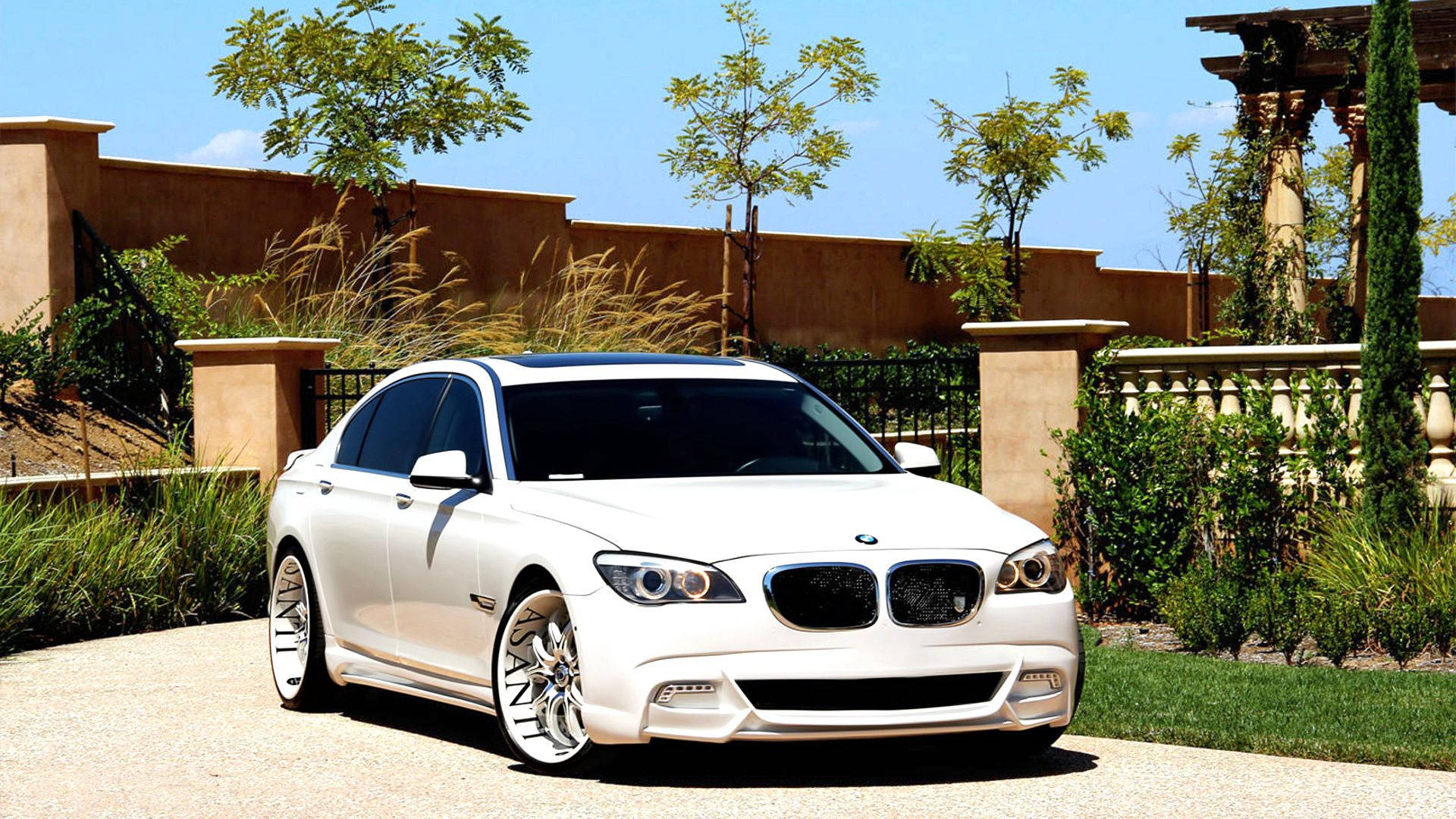 Kapıda Asanti tuning ile beyaz BMW 7 F01 arabası duvar kağıdı