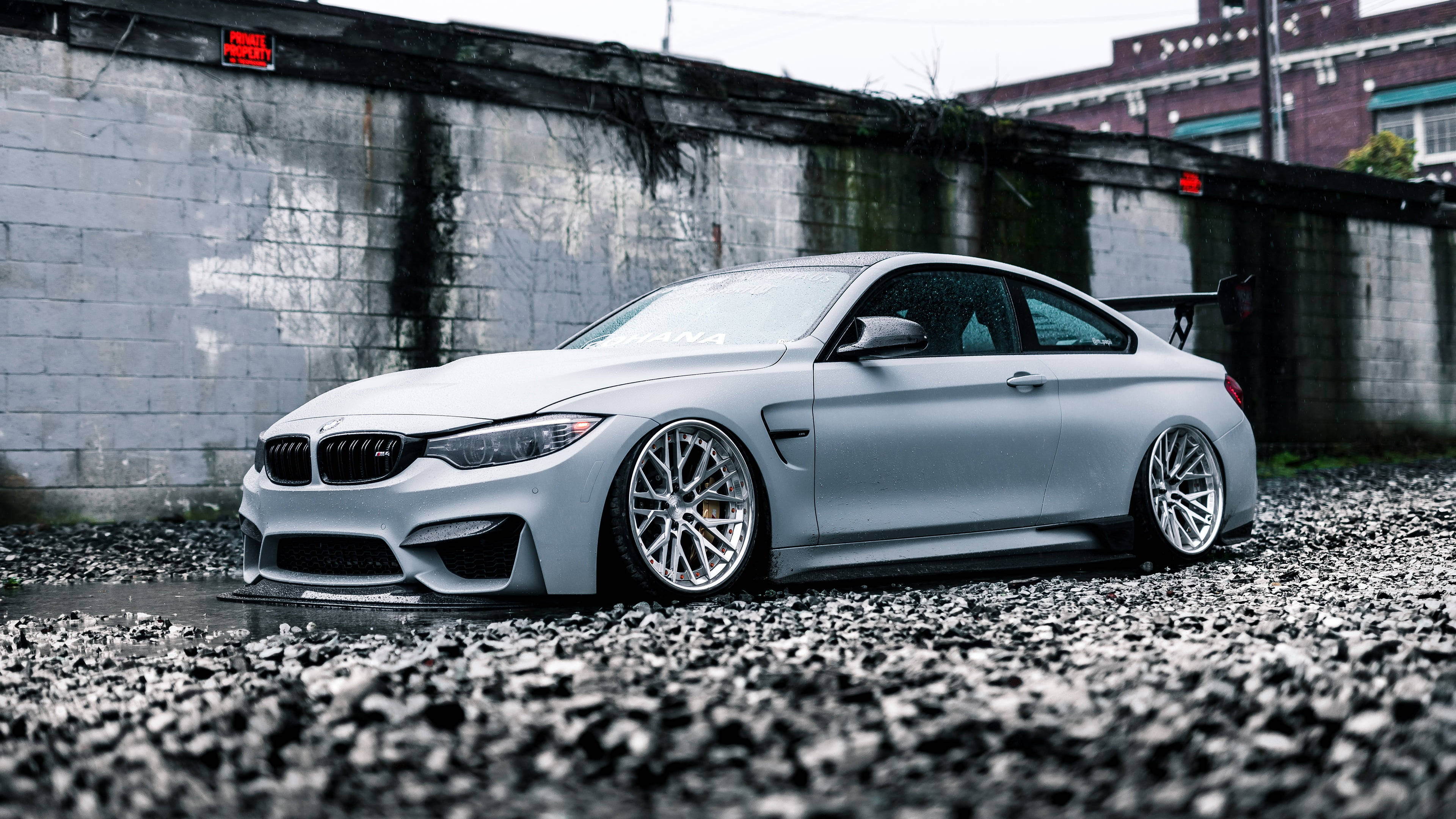 Beyaz BMW M4 Taşlı Zemin Duvar Kağıdı