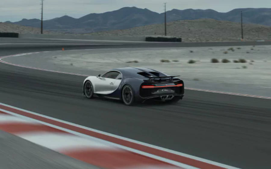 Beyaz Bugatti Chiron Yarış Pistinde 4K Duvar Kağıdı