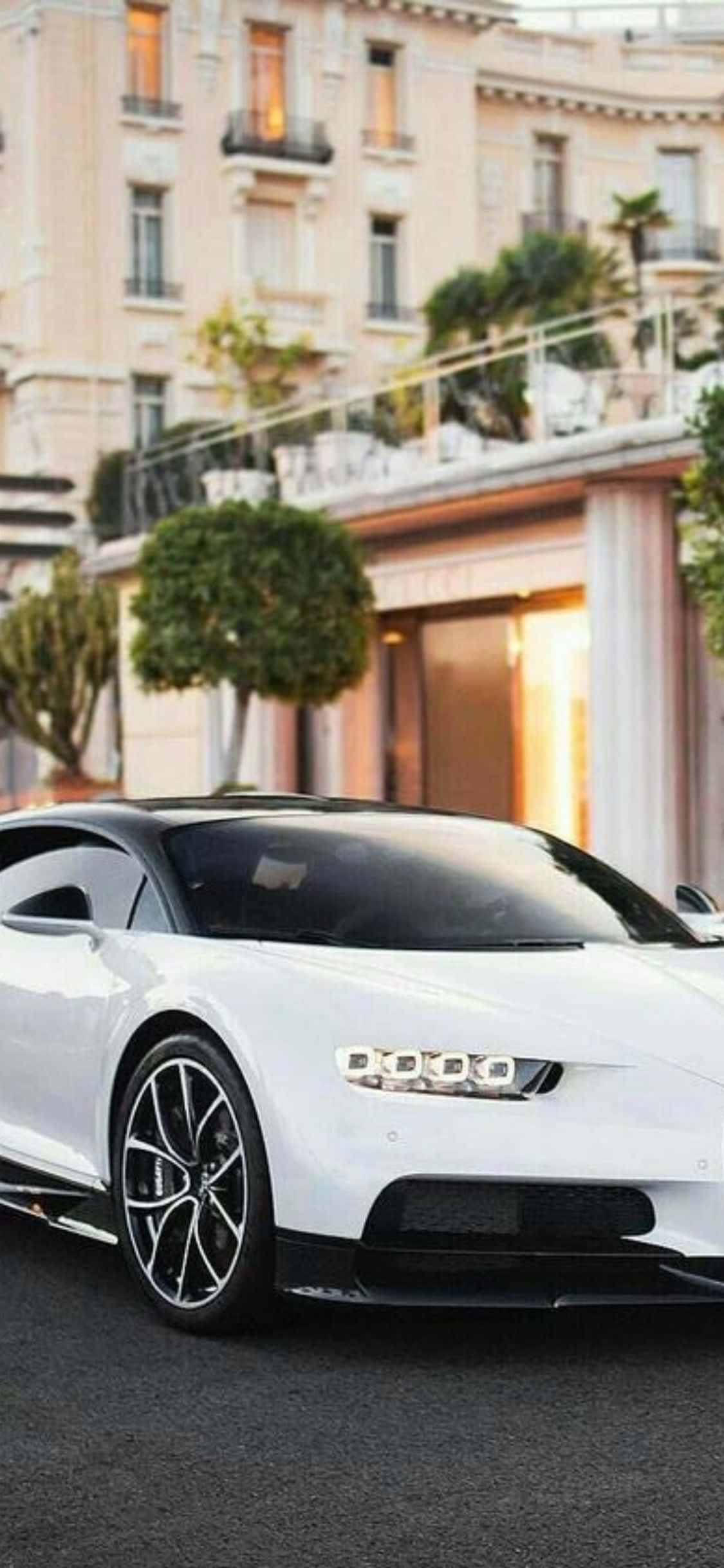 beyaz bugatti chiron bir binanın önünde park etmiş Duvar Kağıdı